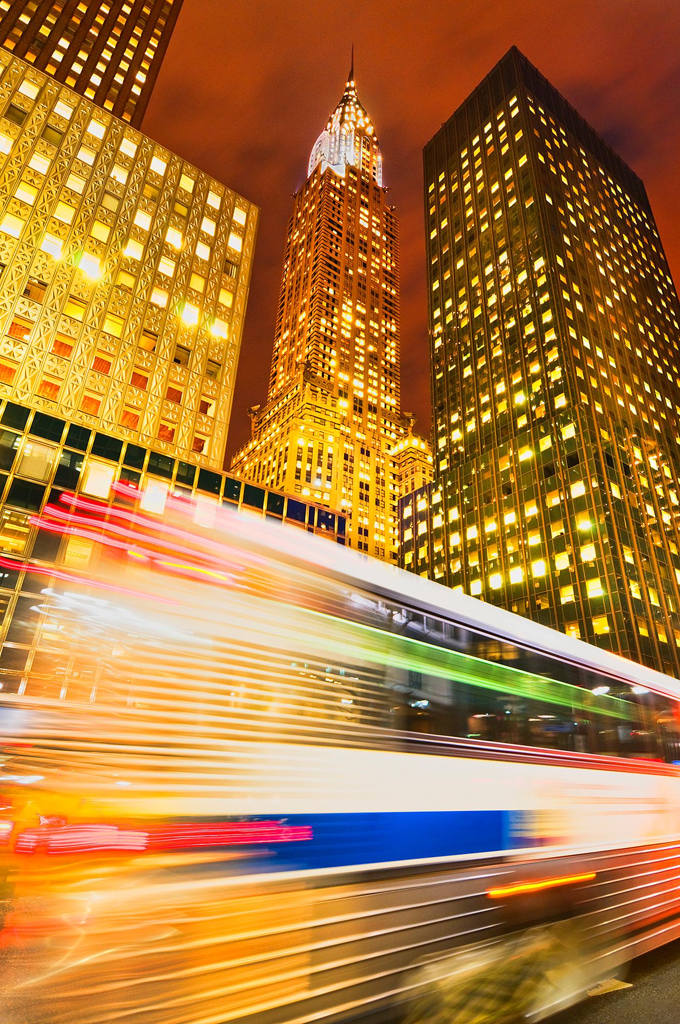 Abstract Photograph di Mitchell Funk - Ovunque si guardi, si vede il Chrysler Building: Terza Strada