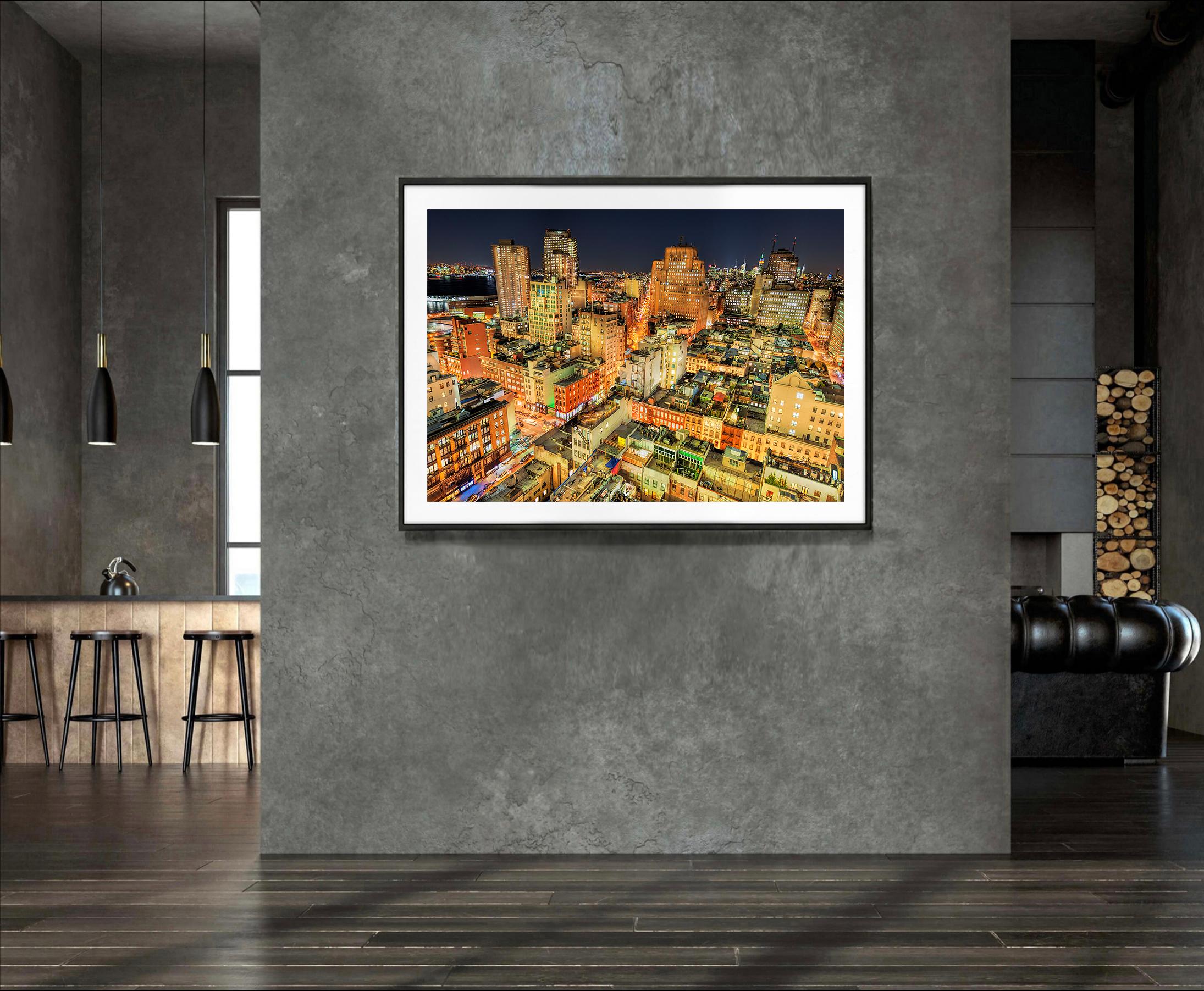 Wo immer man hinschaut, sieht man das Chrysler-Gebäude: Tribeca (Braun), Landscape Photograph, von Mitchell Funk