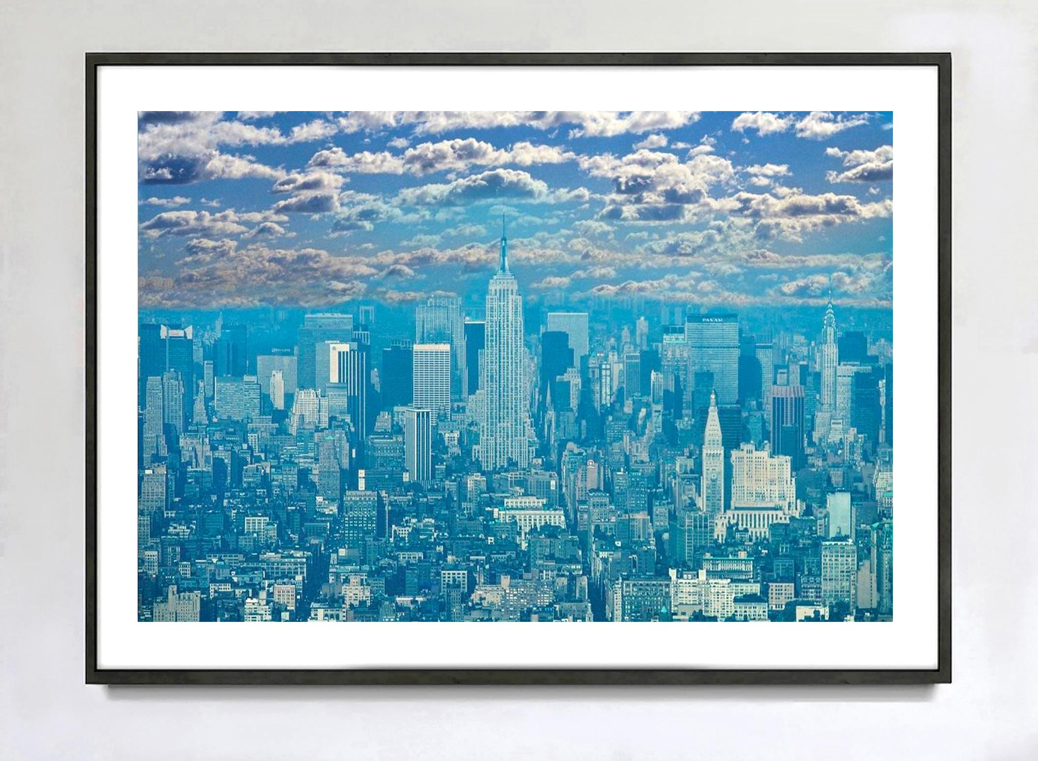 Nel 1975, su incarico dell'Autorità Portuale di New York, il fotografo Mitchell Funk ebbe accesso al tetto della Torre II del World Trade Center.  Da quel punto di osservazione elevato,  Funk cattura una vista aerea di Mid-Town Manhattan che guarda