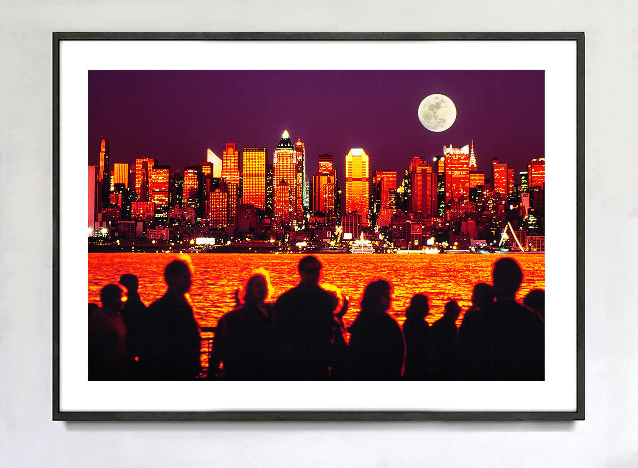 Ovunque si guardi, si vede il Chrysler Building. Attraverso l'obiettivo del fotografo Mitchell Funk,  Lo skyline di Mid-Town Manhattan del 1991 visto al tramonto da Weehawken, New Jersey.  Una luce arancione dorata esplode dalle facciate del