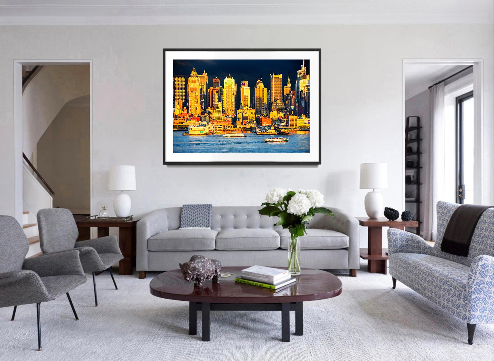 Mitchell Funk porta la fotografia dei grattacieli a nuovi livelli nella sua attuale mostra:  Mitchell Funk fotografa il Chrysler Building per 50 anni.  La presente opera reimmagina lo skyline della città di New York.  Con l'iperilluminazione tipica