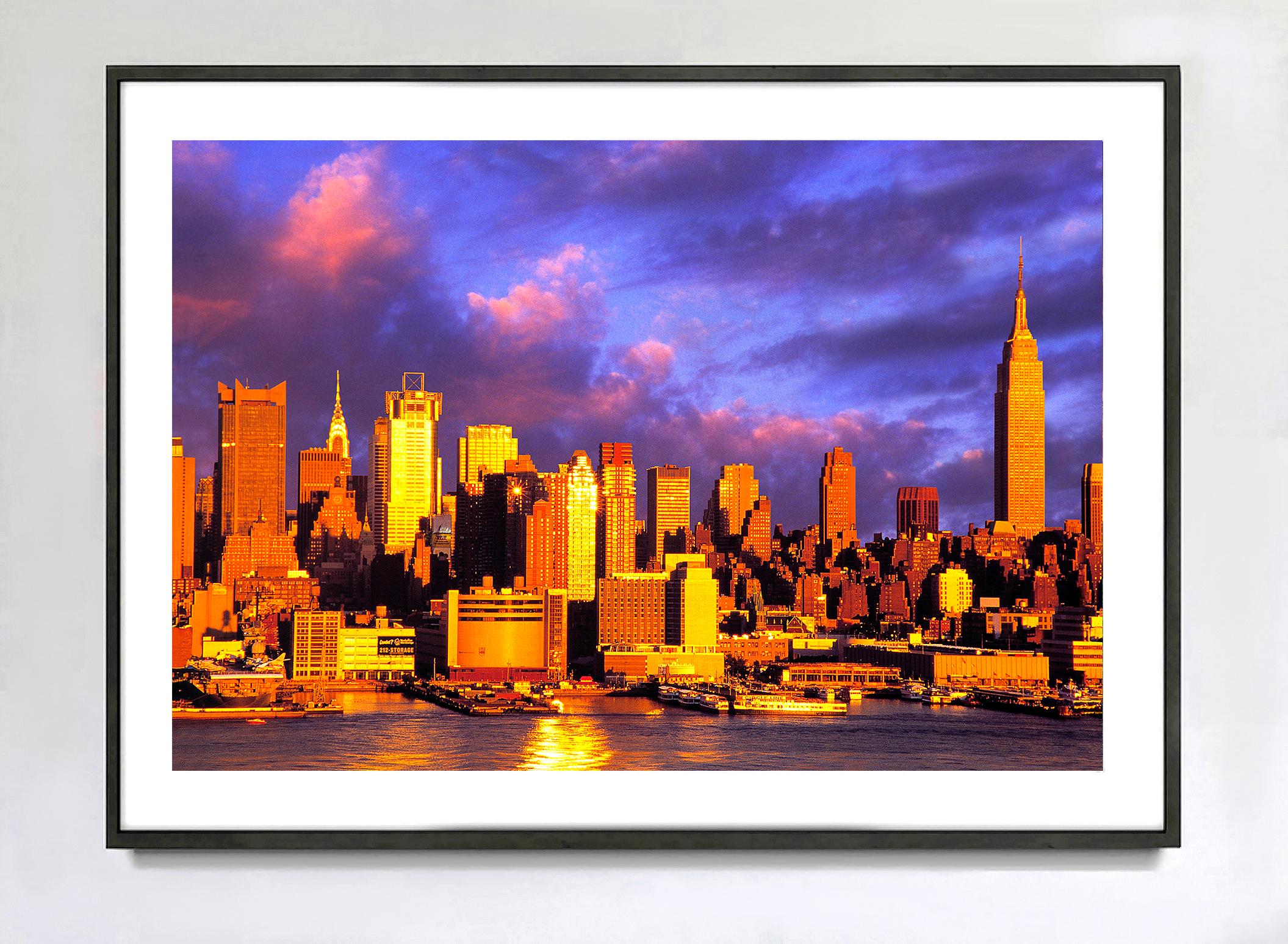 Ovunque si guardi, si vede il Chrysler Building: Weehawken - Photograph Postimpressionismo di Mitchell Funk