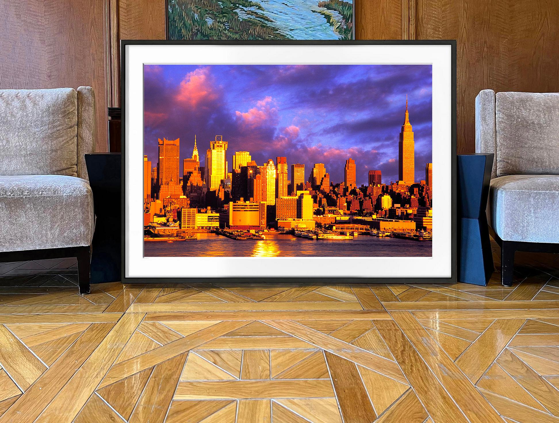 Nel 1995, ovunque si guardasse, si poteva vedere il Chrysler Building. In questa immagine, dal punto di osservazione di Weehawken, nel New Jersey, l'iconica guglia del Chrysler Building fa capolino al di sopra di altri giocatori. 
Firmato, datato e