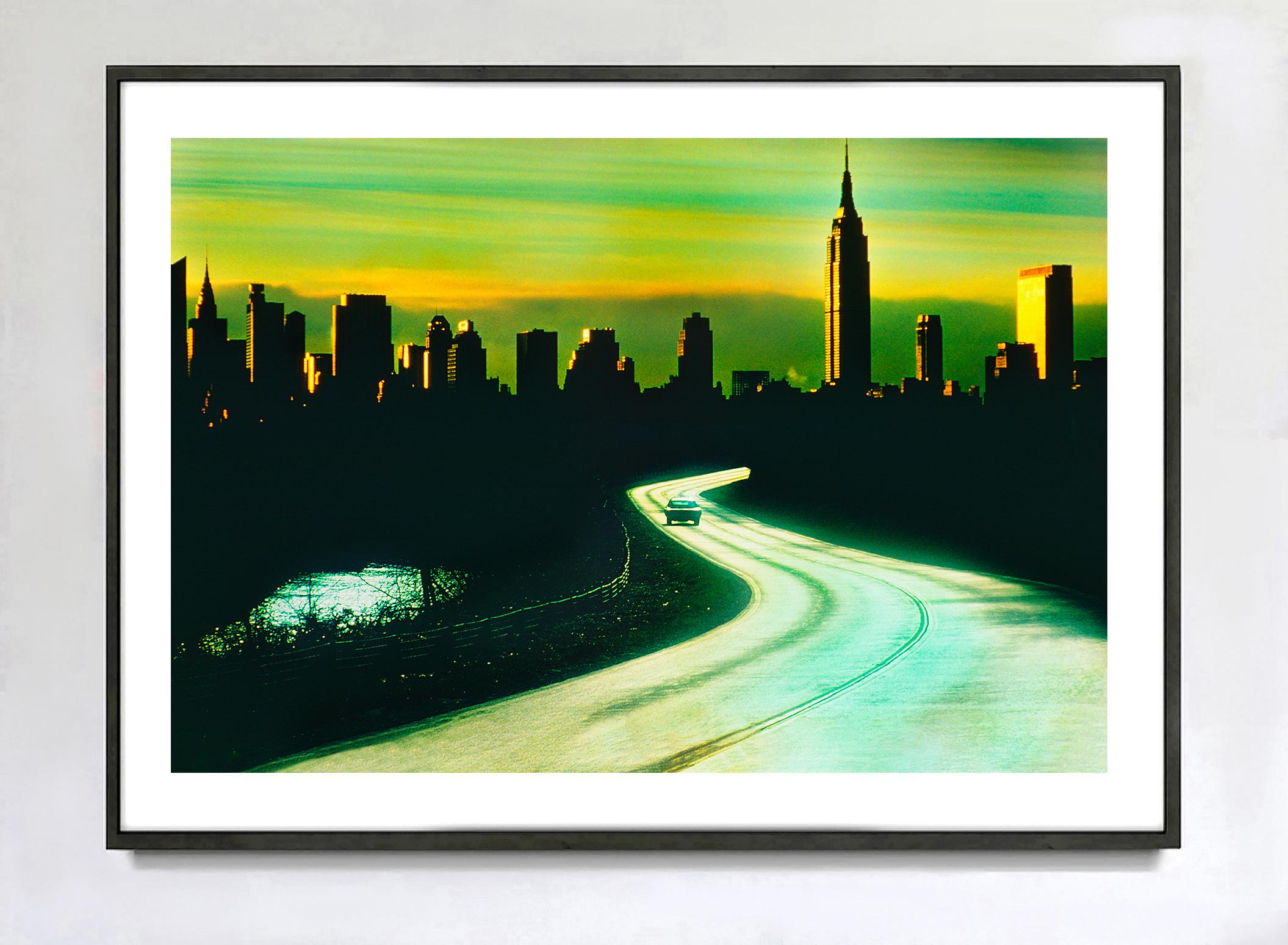 1974 konnte man das Chrysler Building sehen, wohin man auch blickte. Auf diesem Bild aus Williamsburg ragt die markante Art-déco-Spitze des Chrysler Buildings aus den anderen Gebäuden heraus.  Der Vordergrund ist eine Doppelbelichtung eines einsamen