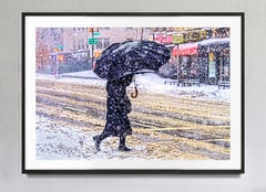Mujer con un gran paraguas en una tormenta de nieve, impresión artística en papel Hahnemühle Baryta