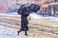 Mujer con un gran paraguas en una tormenta de nieve, impresión artística en papel Hahnemühle Baryta