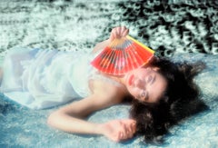 „Frauen mit Fächer auf großem Felsen“, signierte Farbfotografie, Auflage: 15 Exemplare