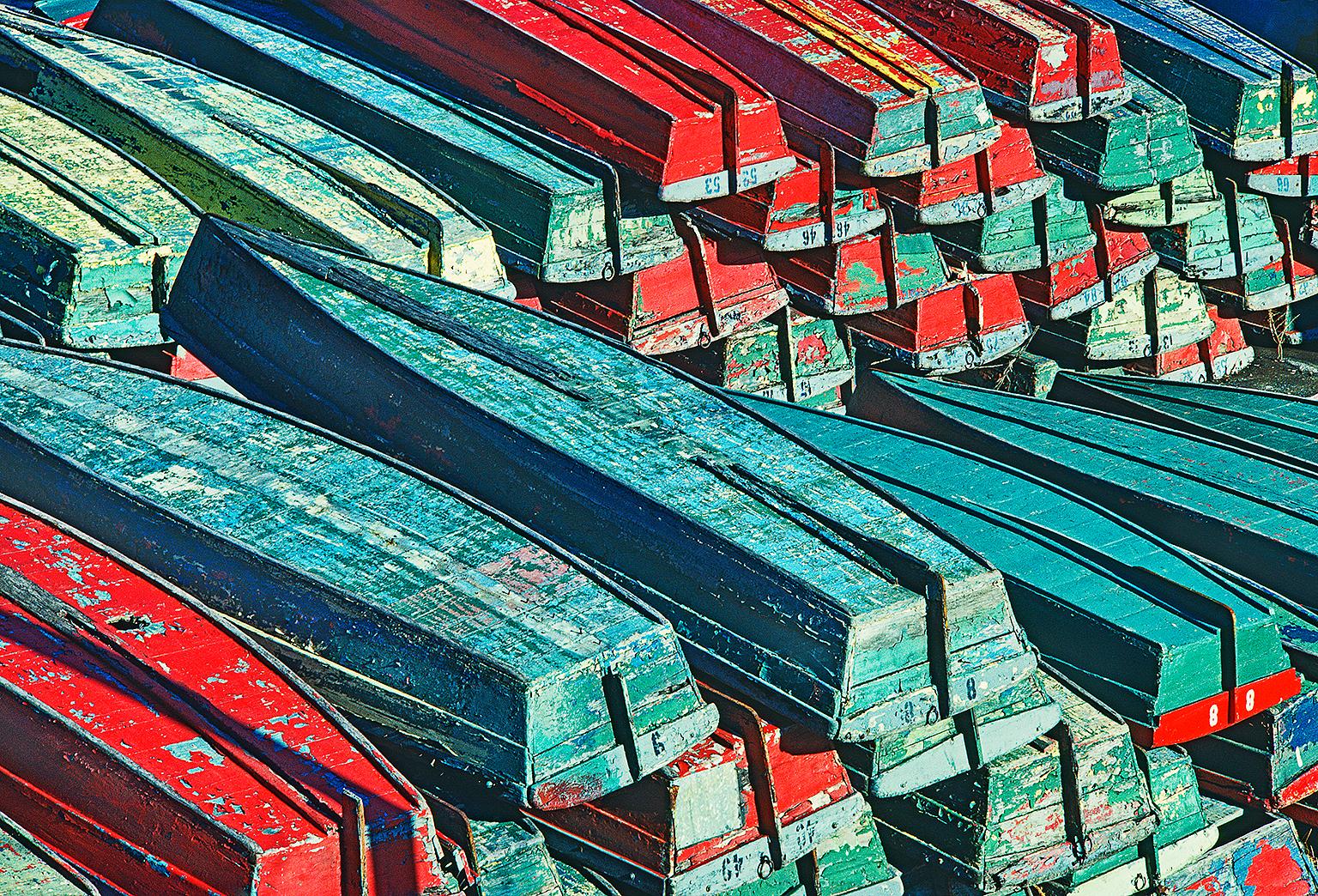 Mitchell Funk Abstract Photograph – Holz- Ruderboote: Grün, Blau und Rot, Central Park, New York City