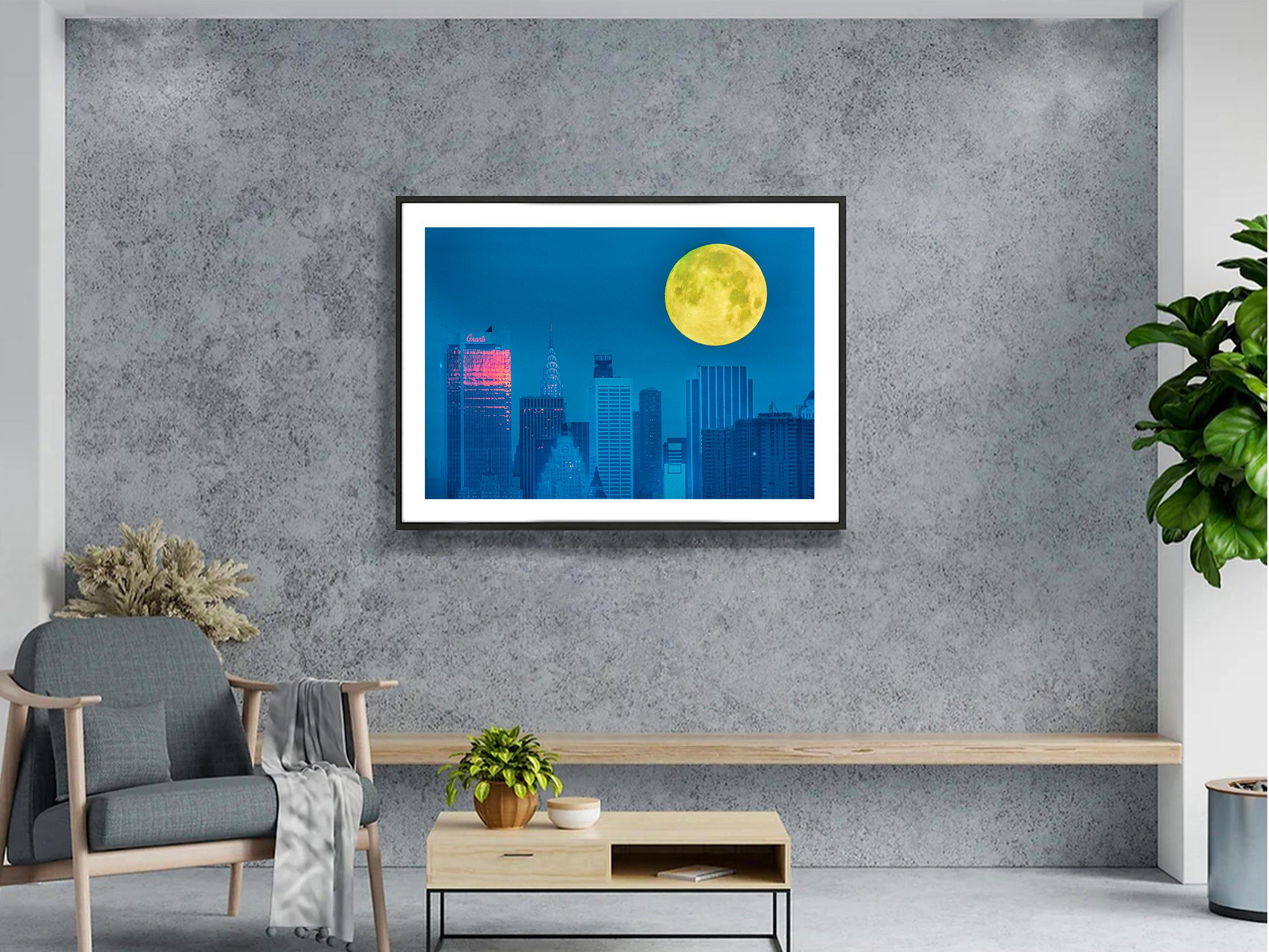 Der gelbe Mond über Manhattan in den 1970er Jahren (Surrealismus), Photograph, von Mitchell Funk