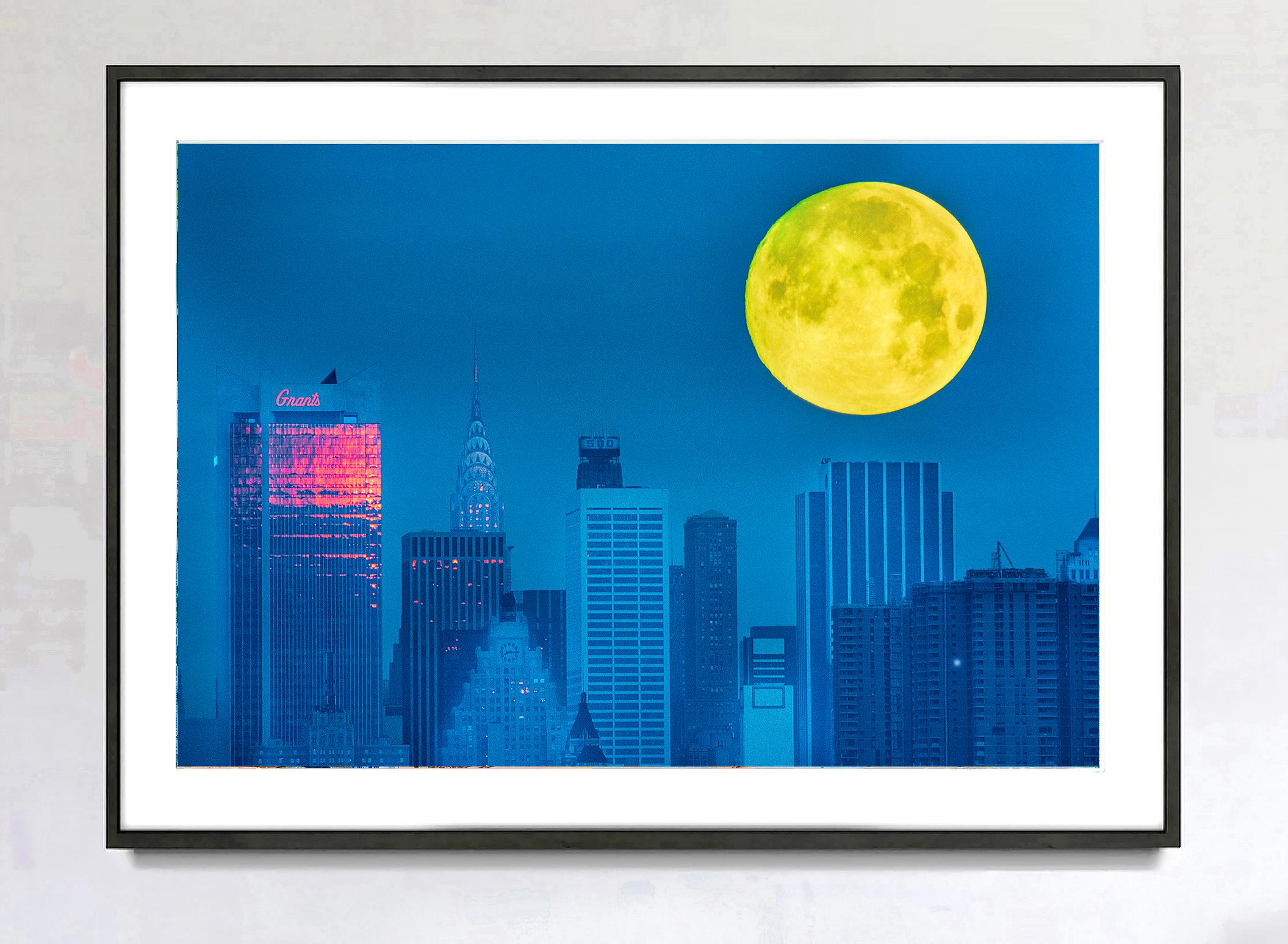 Der gelbe Mond über Manhattan in den 1970er Jahren – Photograph von Mitchell Funk