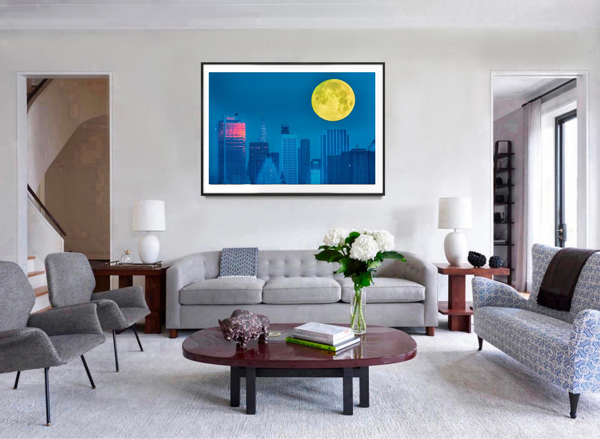 Der gelbe Mond über Manhattan in den 1970er Jahren (Blau), Landscape Photograph, von Mitchell Funk