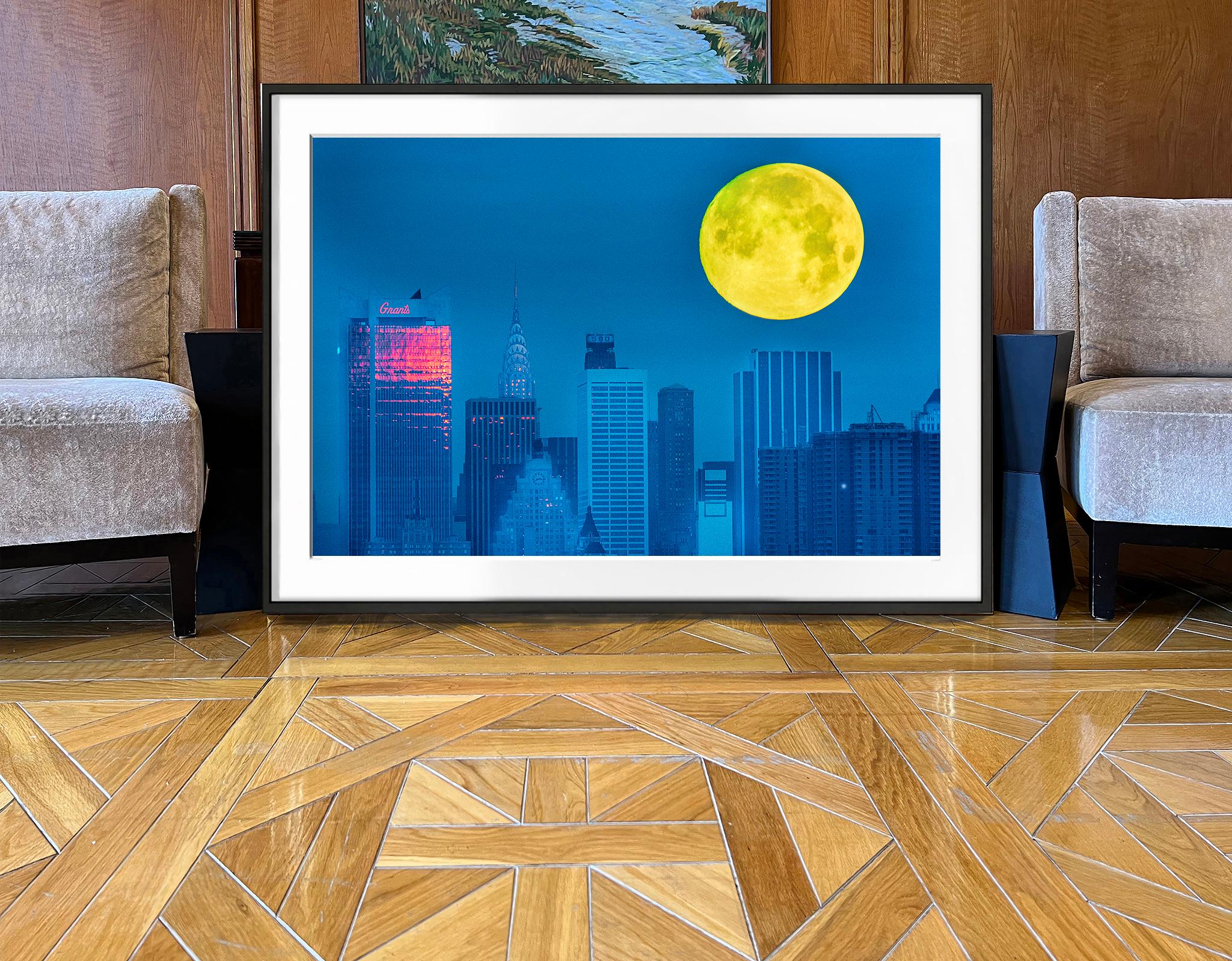 Ein immer wiederkehrendes Motiv in Mitchell Funks Werk ist ein überdimensionaler Mond. Er steht für eine himmlische Präsenz. Dieses Werk, 