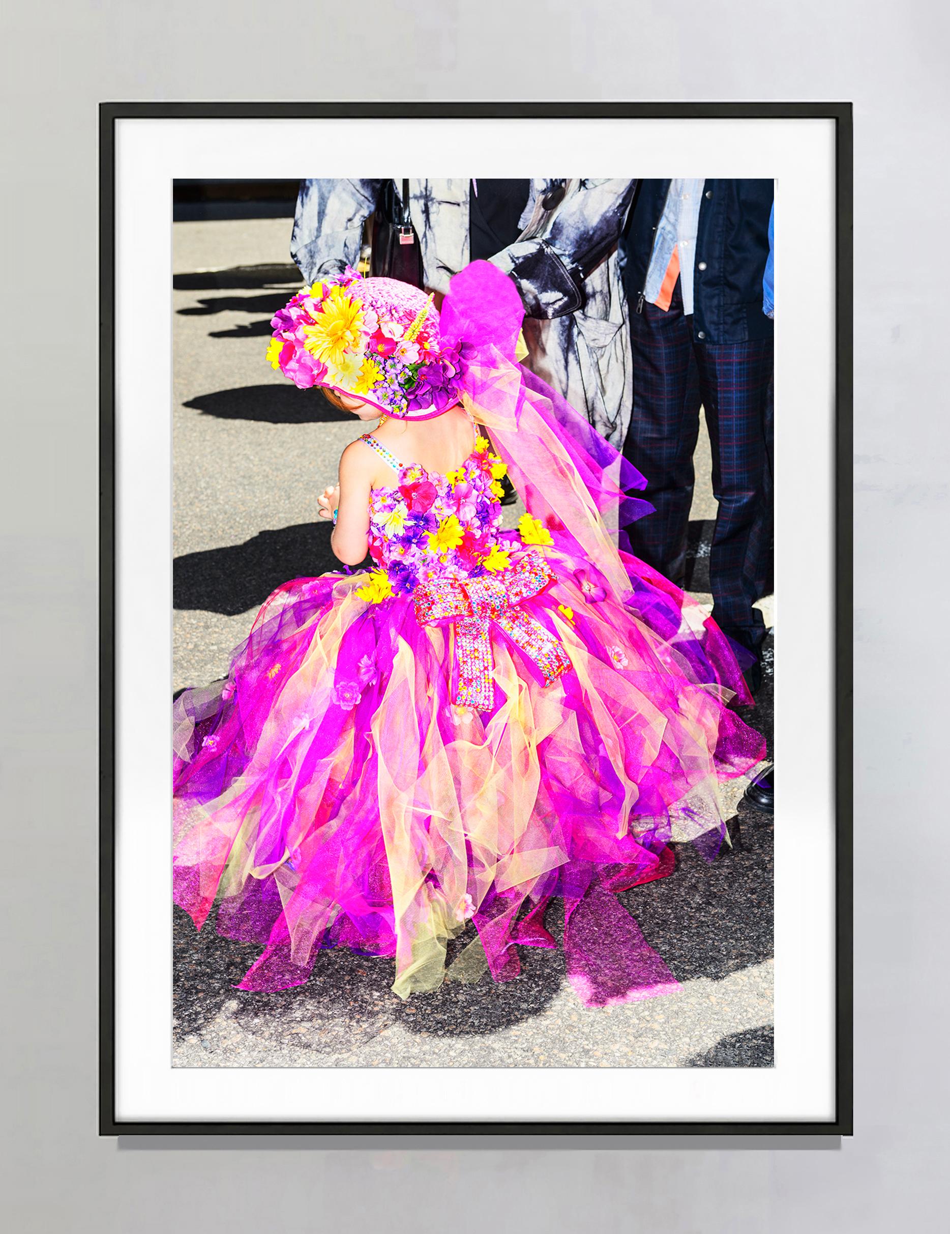 Junges Mädchen in einem rosa Couture-Kleid,  Modefotografie  – Photograph von Mitchell Funk