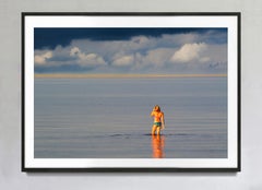 Junge Frauen in der Hampton Bay im goldenen Licht, East Hampton, signierter Kunstdruck in Farbe