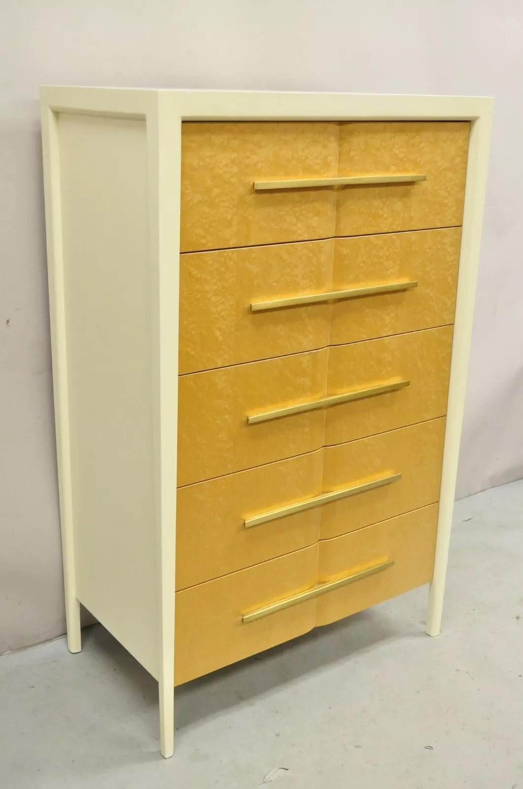 Mitchell Gold + Bob Williams Farrah 5 Drawer Modern Tall Chest Dresser. L'articolo presenta linee pulite e moderne, lunghi cassetti in ottone, bellissime venature del legno ed etichette originali del produttore. Circa il 21° secolo, usato. Misure: