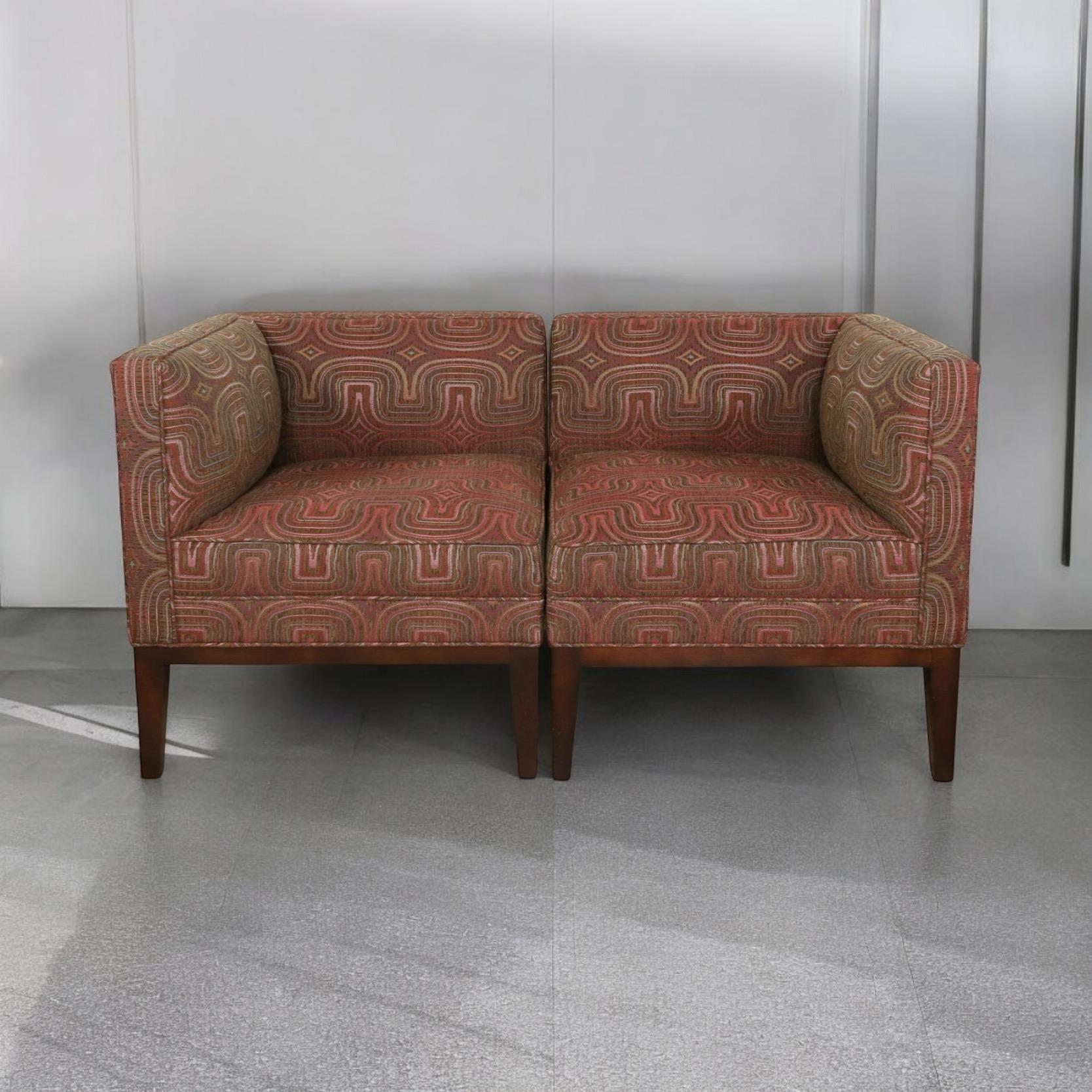  Il s'agit d'une paire de chaises d'angle polyvalentes conçues par Mitchell Gold + Bob Williams pour Bloomingdale's. Les pieds effilés semblent être en acajou. La sellerie est en bon état. En les poussant l'un contre l'autre, on obtient un canapé