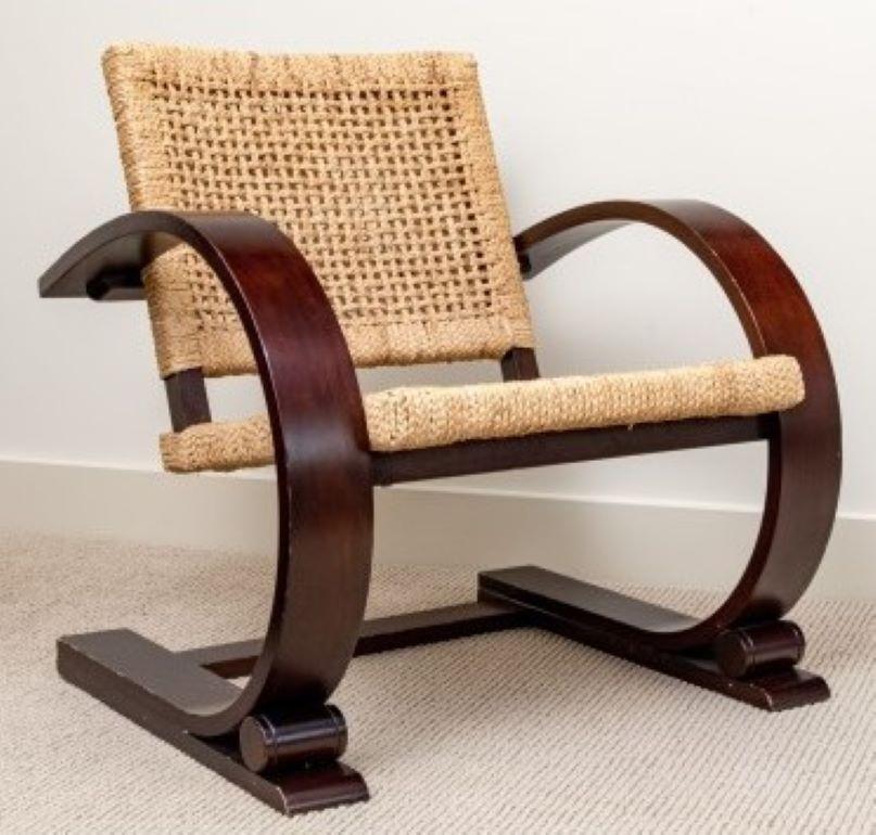 Mitchell Gold + Bob Williams poltrona in legno marrone e canna. La sedia trae ispirazione da Adrien Audoux e Drida Minet per Vibo Vesoul. È sostenuta a sbalzo da una struttura in legno ben rifinita con canna di qualità per la seduta e lo schienale.