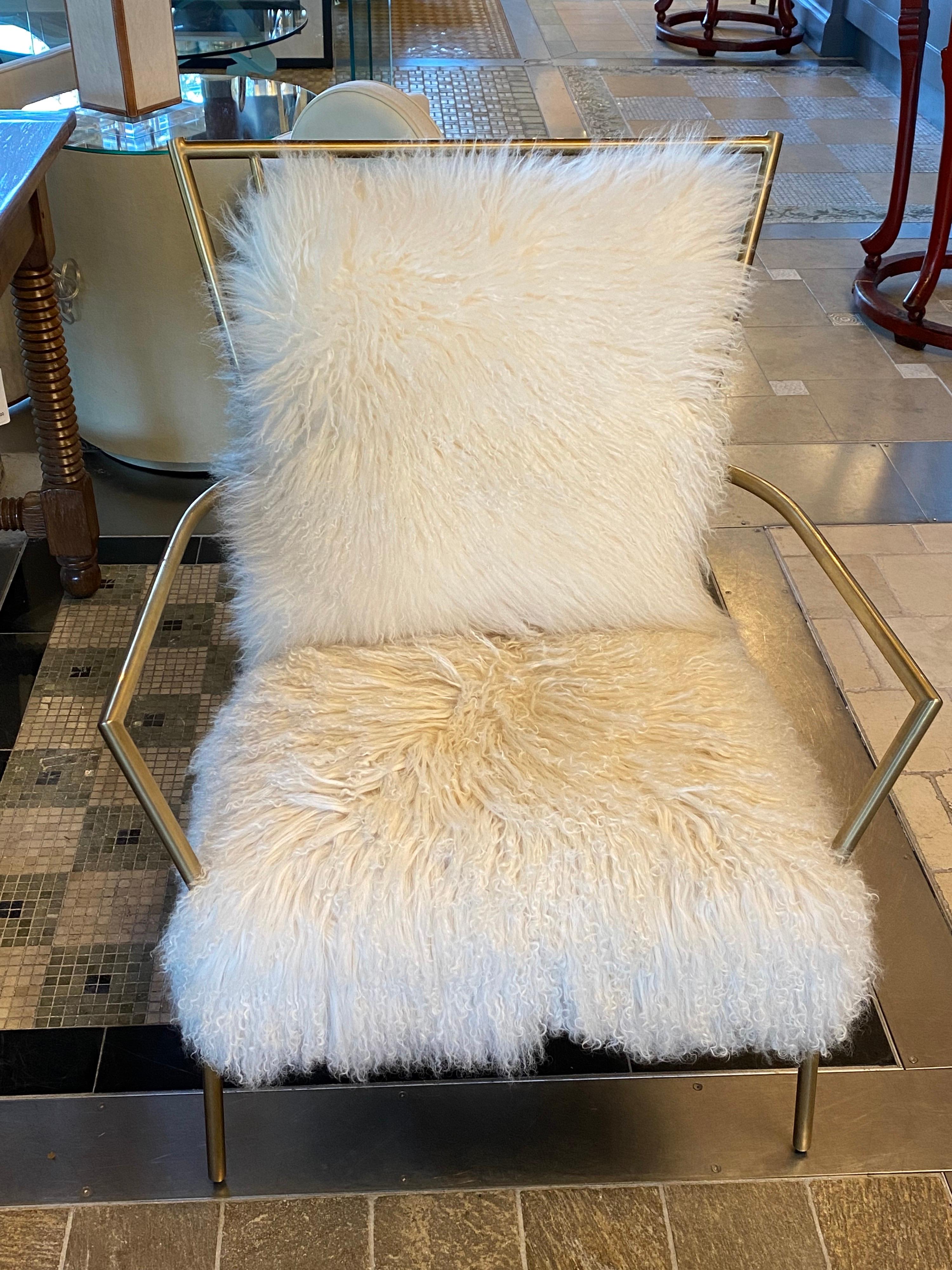 Mitchell Gold Mongolian Sheepskin Chair mit Goldrahmen im Zustand „Gut“ in Bridgehampton, NY