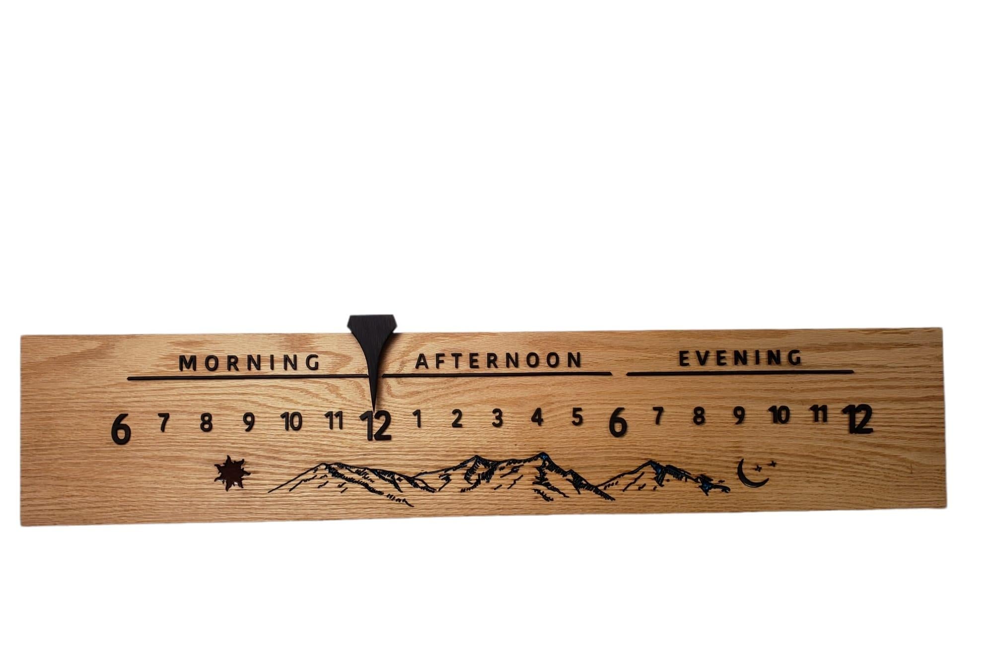 Mitchell ist eine lineare Uhr mit einem wunderschönen Eichenholz und einem einzigartigen Ziffernblatt, das mit Sonnen-, Berg- und Mondsymbolen versehen ist. 

Linear Clocks sind eine Erfindung von Linear Clockworks; diese Uhren zeigen die Zeit auf