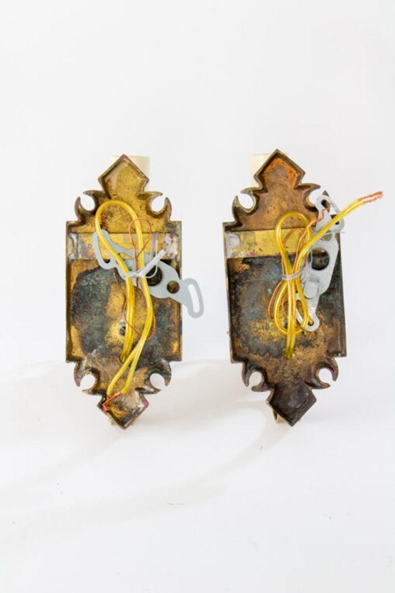 Coppia di appliques in bronzo di Mitchell Vance & Company. Prodotto negli Stati Uniti intorno al 1910. Queste applique sono state realizzate per essere elettriche. Bronzo massiccio, con una patina calda. Sono in stile neogotico, con una finitura in