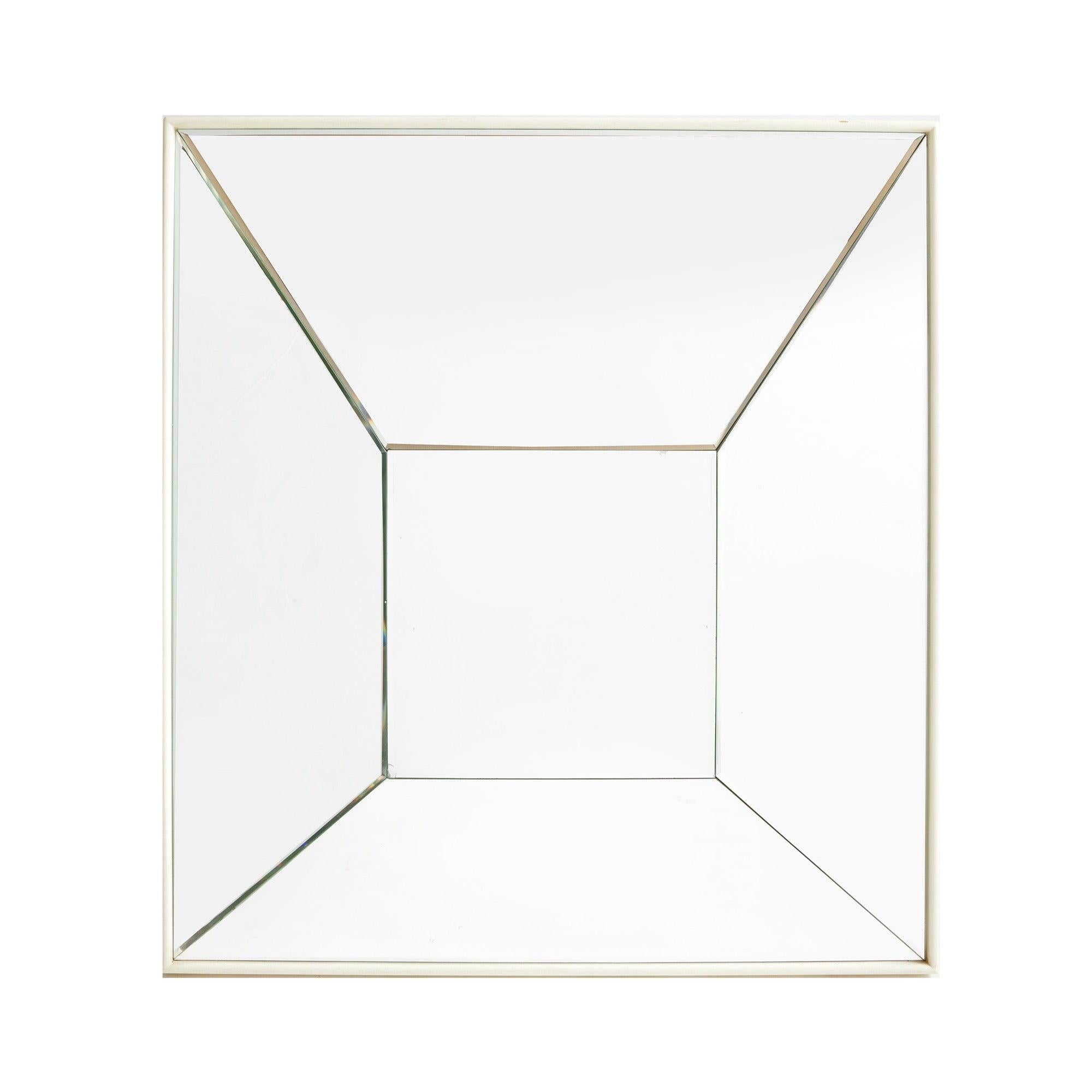 Uno specchio laccato bianco con cornice a mitria.