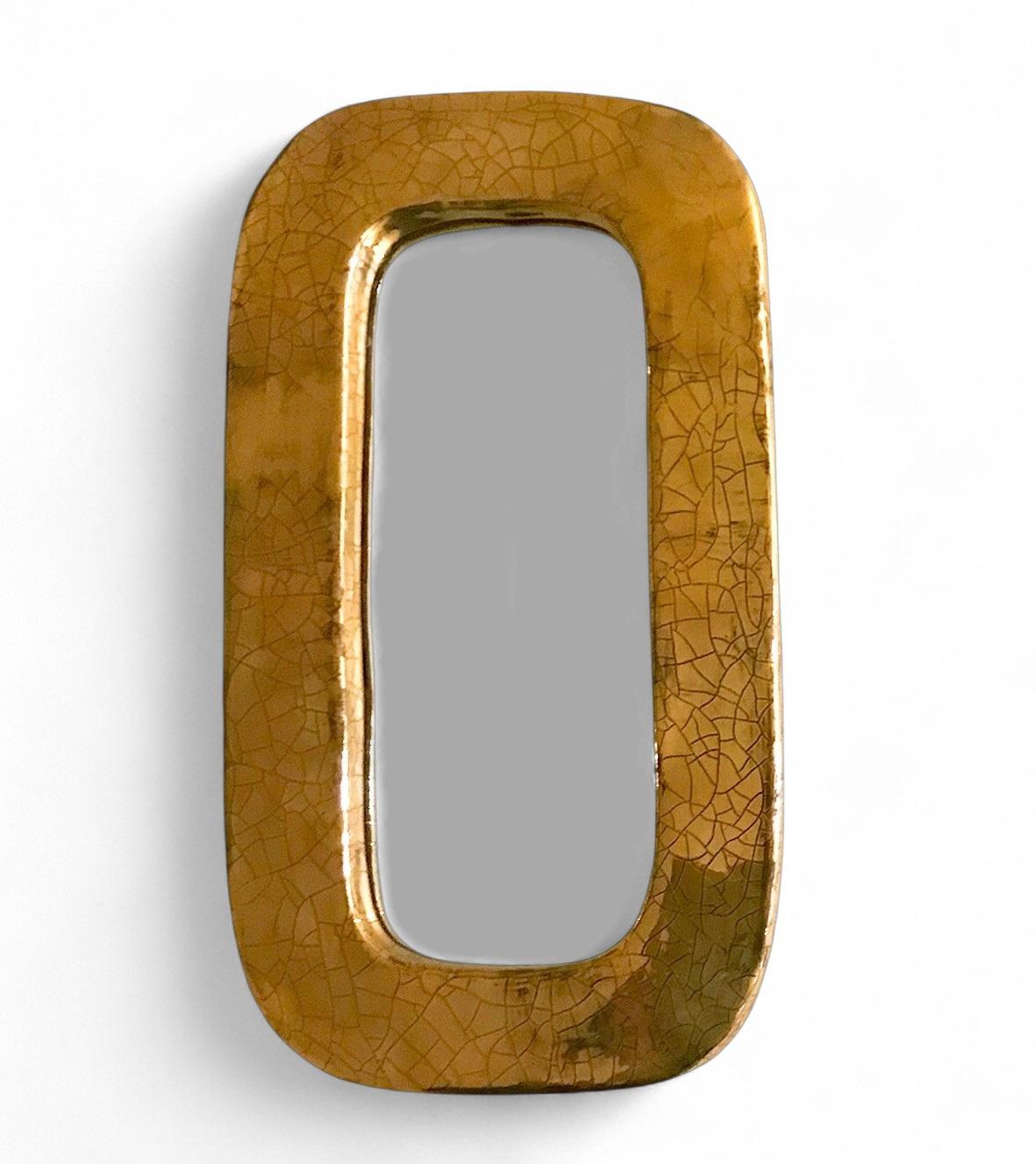 Specchio oblungo Mithé Espelt in terracotta goffrata con oro screziato, Francia