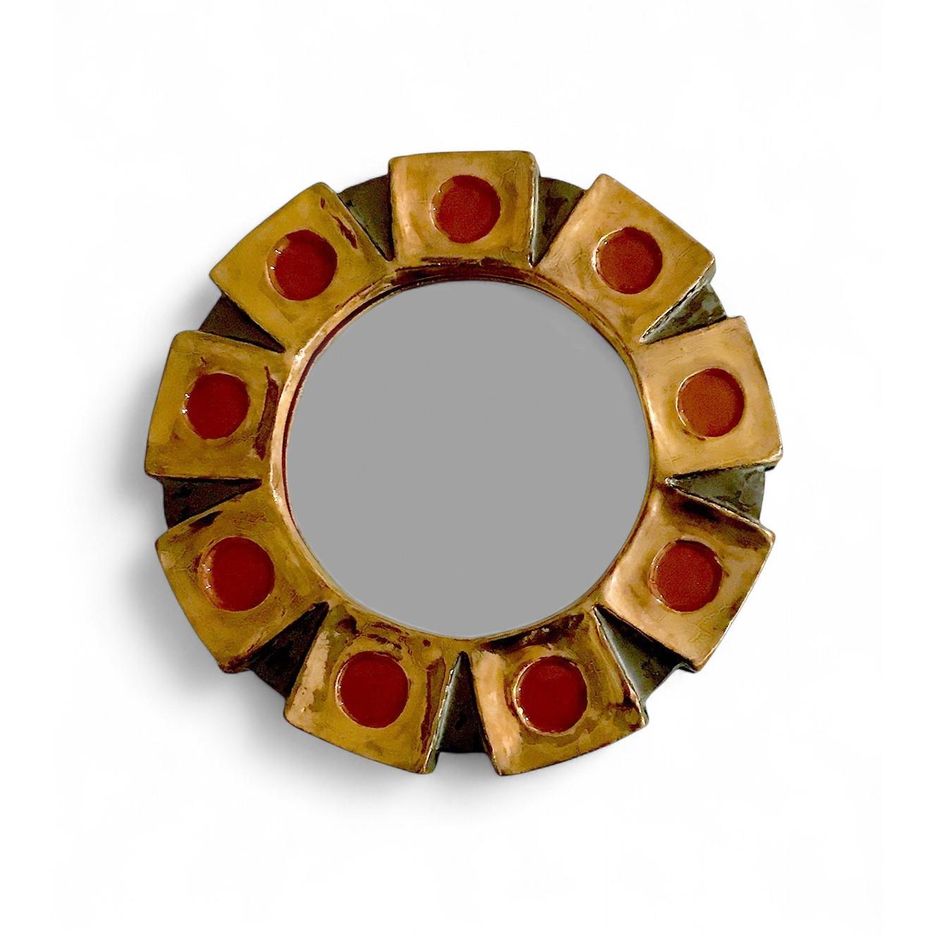 Raro espejo de cerámica de principios de los años 50, obra de Mithé Espelt, una de las figuras más enigmáticas y refinadas de las artes decorativas francesas del siglo XX. Esta pieza, que parece una joya, presenta un marco de cerámica de rica