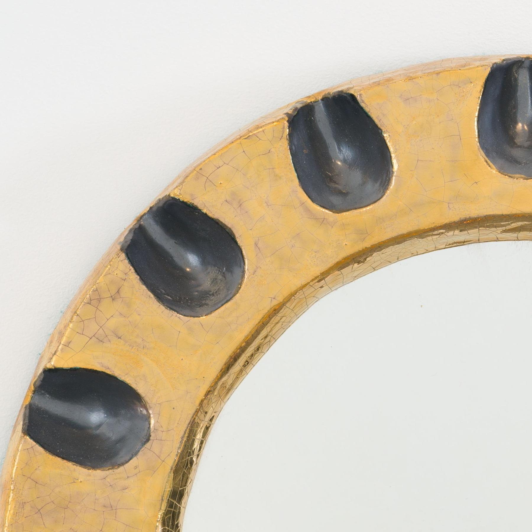 Mithé Espelt (1923-2020)
Terracotta stampata e smaltata. Oro cotto in forno. 
Creato nei primi anni '50.
Non è mai stato incluso nel catalogo o commercializzato. Una dozzina di copie di prova realizzate da Mithé Espelt.

Questo specchio da parete di