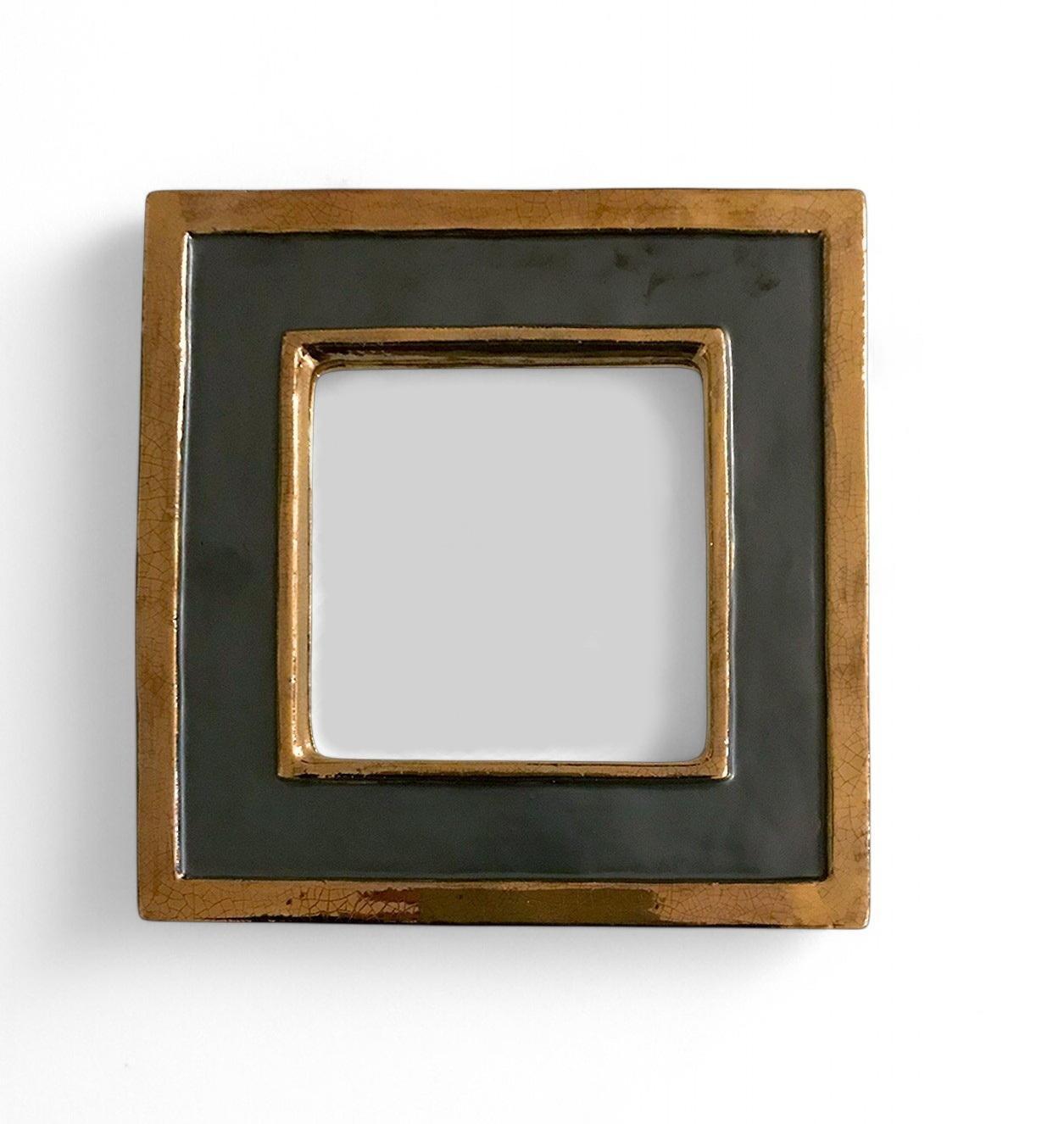 Ce miroir de format carré, fabriqué en céramique émaillée avec une palette raffinée de gris profond et d'or, illustre la sophistication discrète de Mithé Formations. Caractérisée par une composition minimale et une finition luxueuse, cette pièce