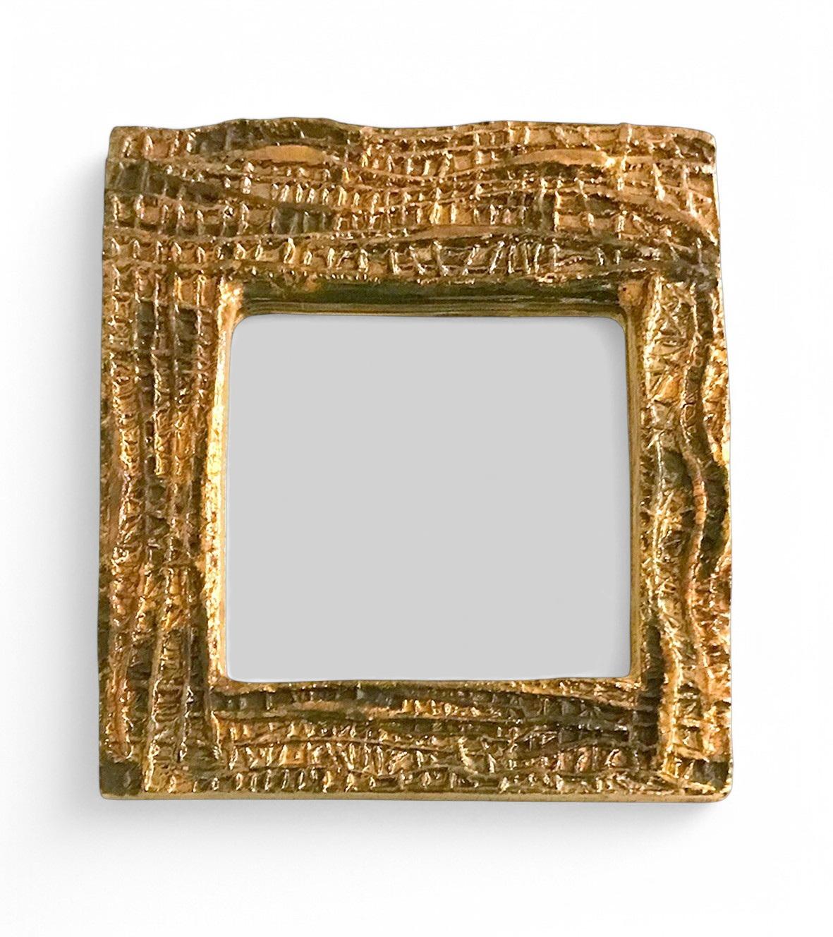 The Santa Fe #1 mirror by Mithé Espelt is a striking example of the French artist's mastery in ceramic design, reflecting her unique blend of artistry and craftsmanship. Espelt is renowned for her decorative objects that seamlessly merge