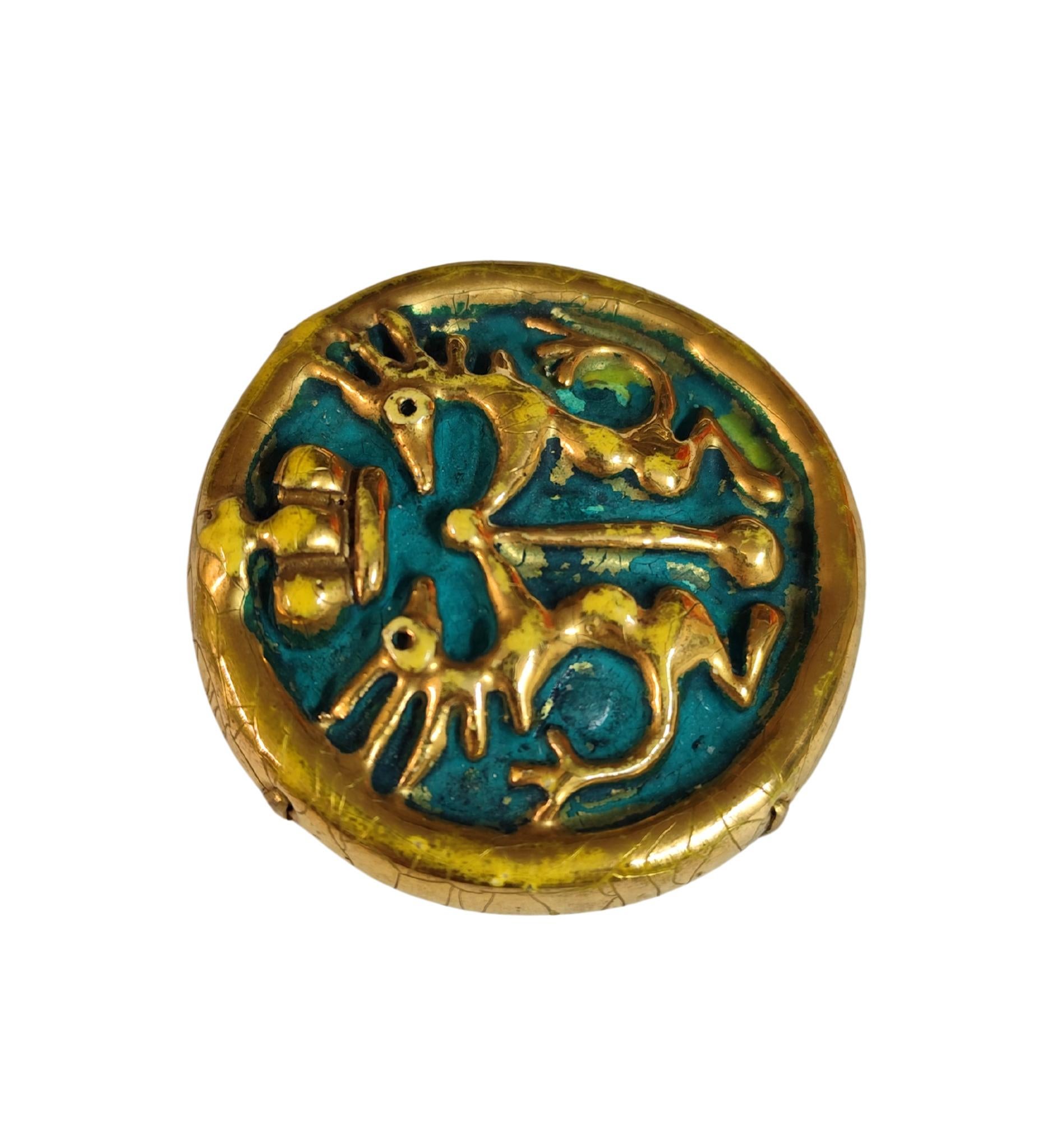 Broche en céramique attribuée à Mithe Espelt
Design/One avec cadre doré sur fond bleu
Non signé
Marqué MADE IN PARIS au dos
Circa 1950s

Bon état
Quelques signes d'âge et d'utilisation