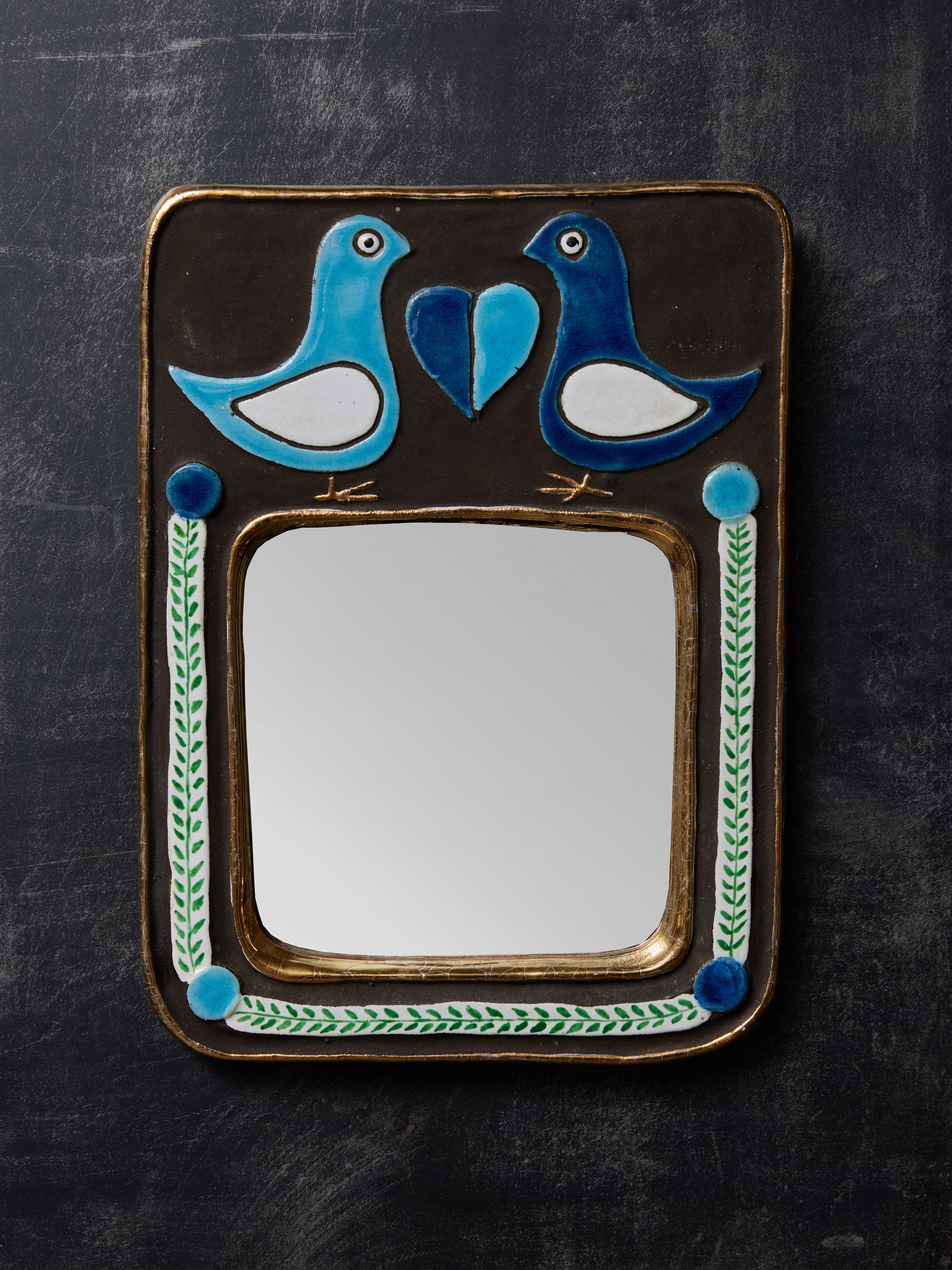 Dekorativer rechteckiger Spiegel aus glasierter Keramik mit Vogelmotiven von Mithé Espelt.

 

Marie Thérèse Espelt, alias. Mithé Espelt (1923-2020)

 

Geboren in Lunel, in der Nähe von Montpelier, begann Mithé Espelt ihre Karriere 1943 mit der