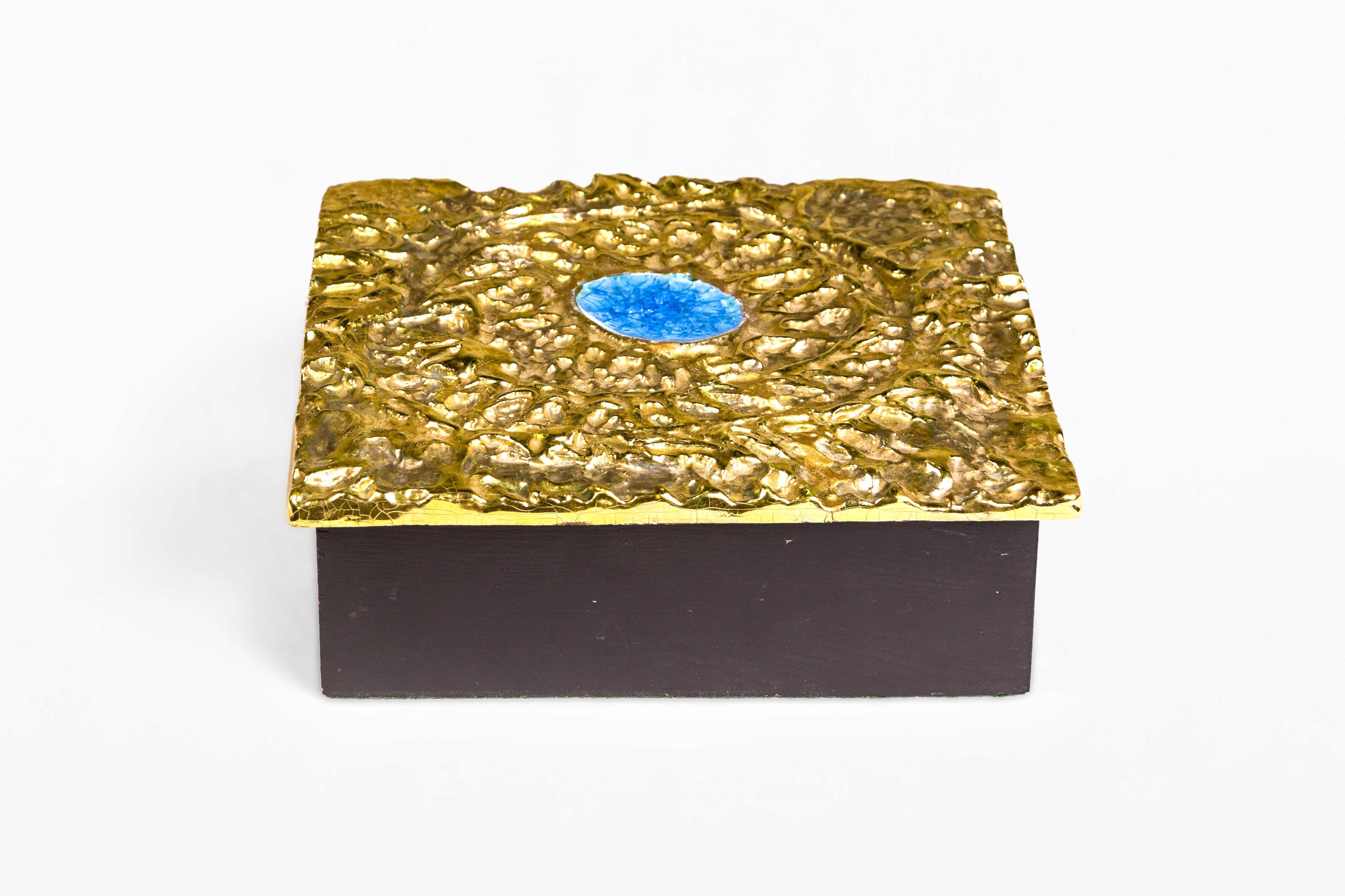 Mithé Espelt box.
Glazed embossed earthenware.
Crackled gold and crystallized blue glass.
Original felt.
Circa 1960, France.
Very good vintage condition.
The life of Mithé Espelt is a real saga. Born in 1923 in Lunel, in the Camargue in the