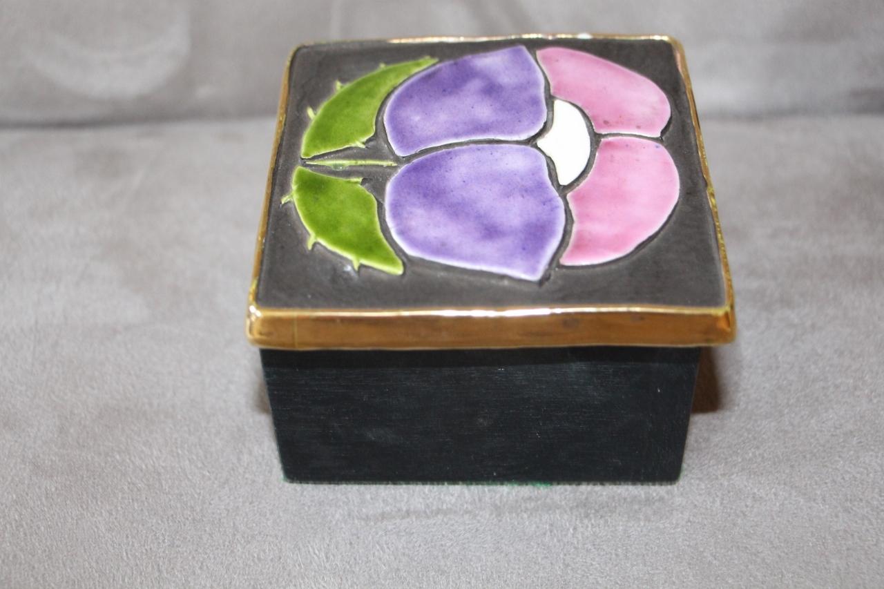 Jolie boîte à mithé en épeautre, couvercle en céramique et boîte en bois noirci en très bon état.