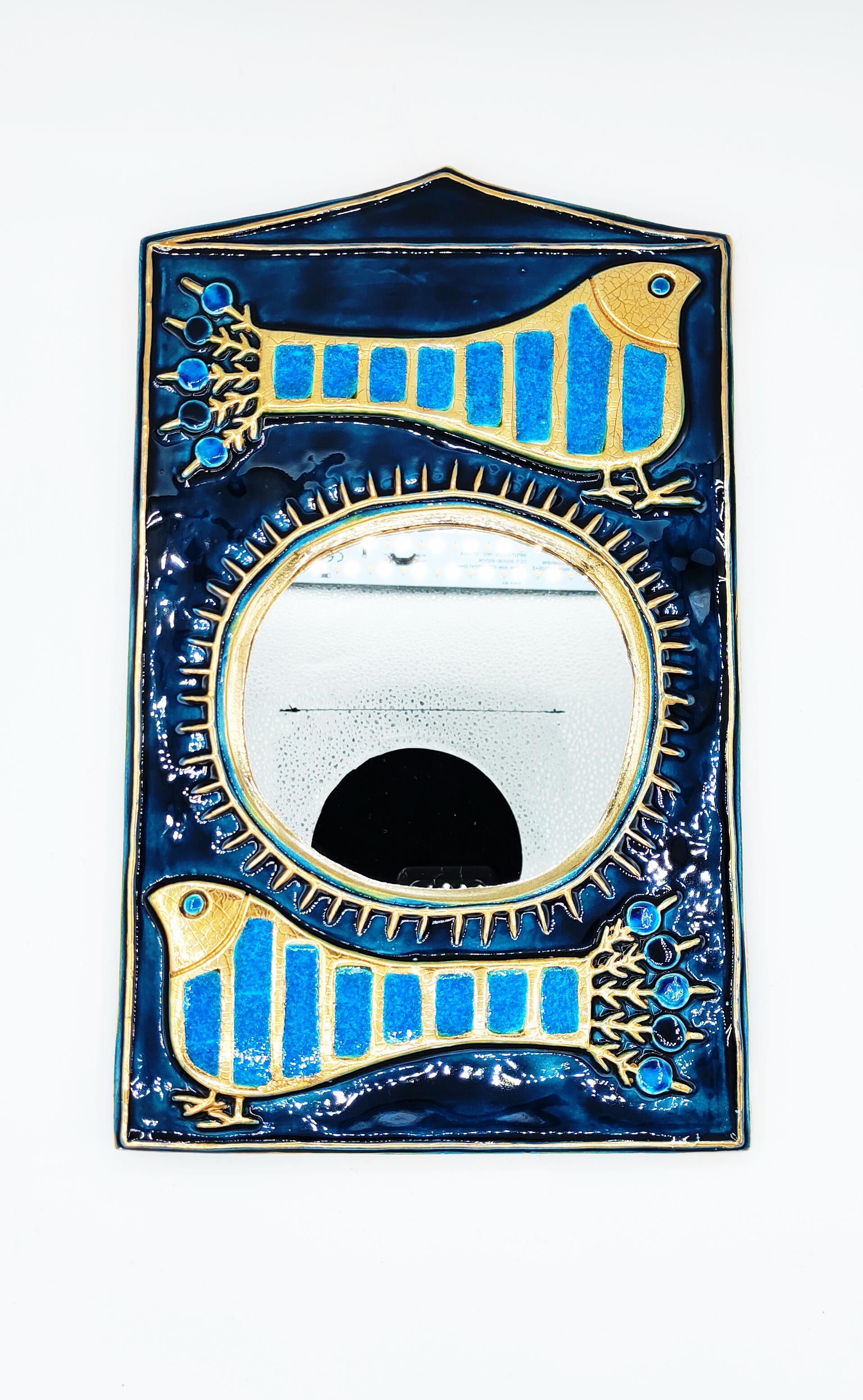 Très rare ensemble miroir et coffret en céramique Mithé Espelt fabriqué en France dans les années 1960. A noter qu'il est très rare voire quasi impossible de trouver un miroir et un coffret de la même couleur et surtout du même lot de cuisson. 
Née