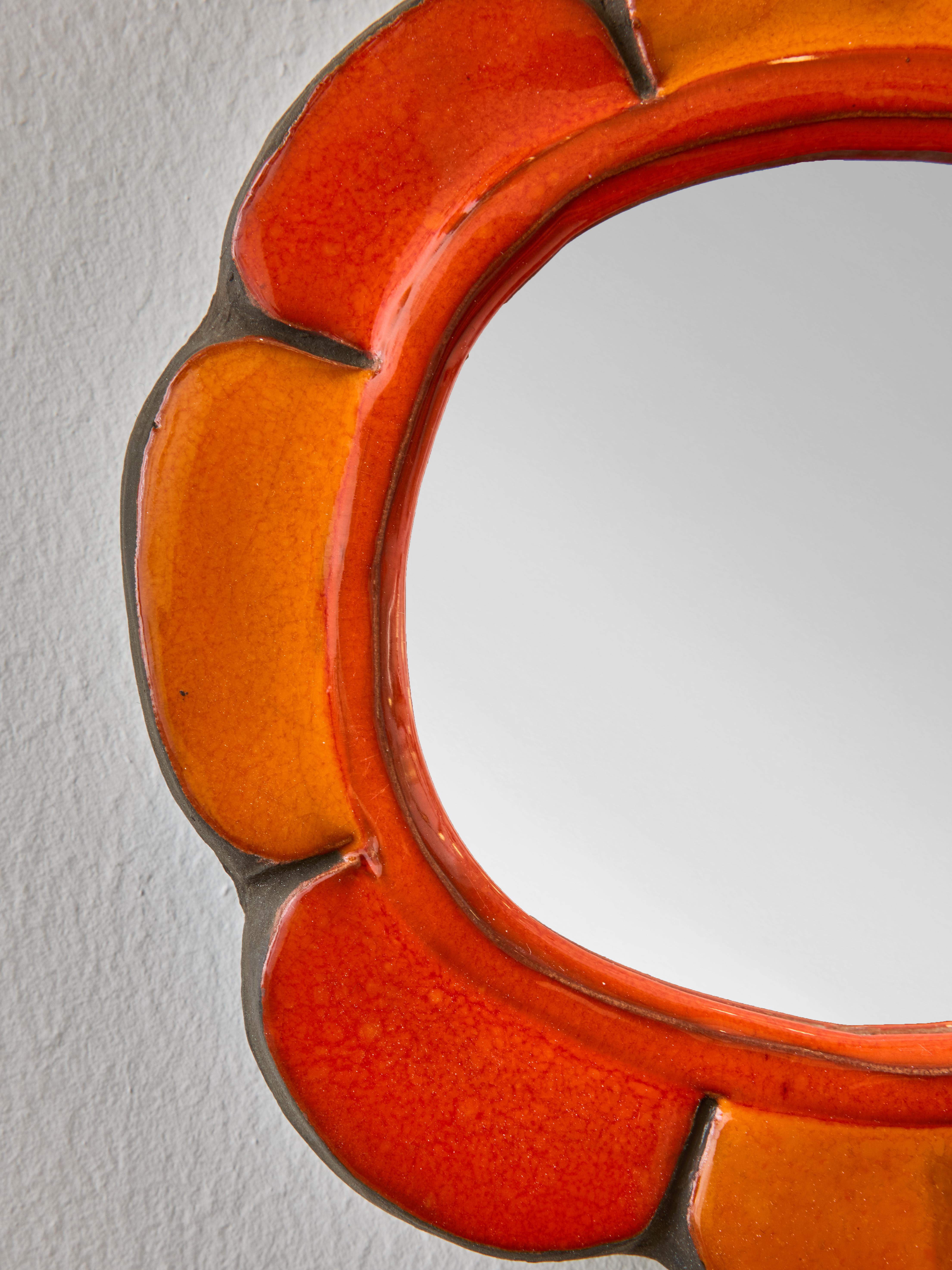 Mithe Espelt Flower Shaped Mirror With Orange Petals (Französisch) im Angebot