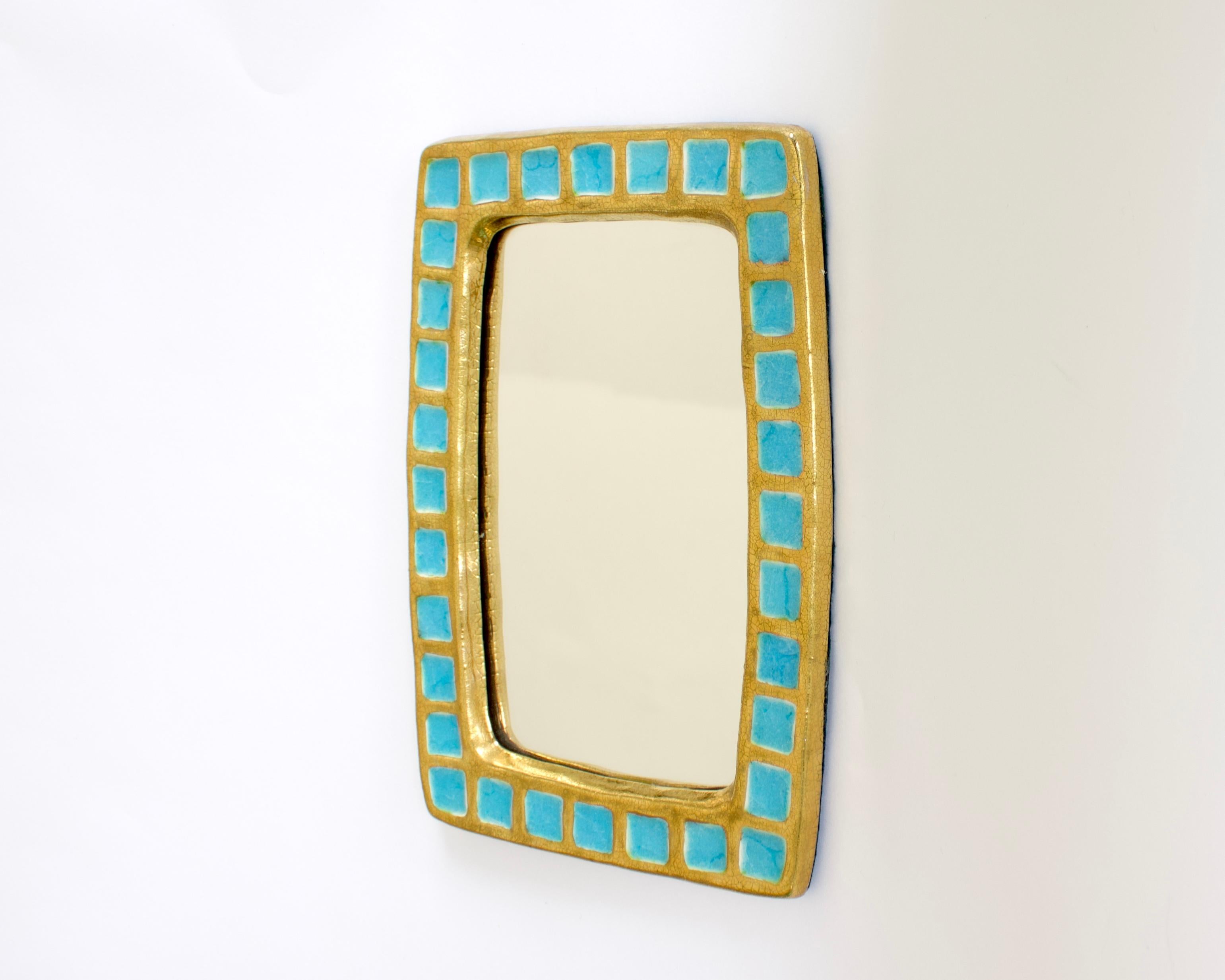 Français Mith Espelt - Miroir rectangulaire français en céramique dorée et verre bleu fusionné en vente
