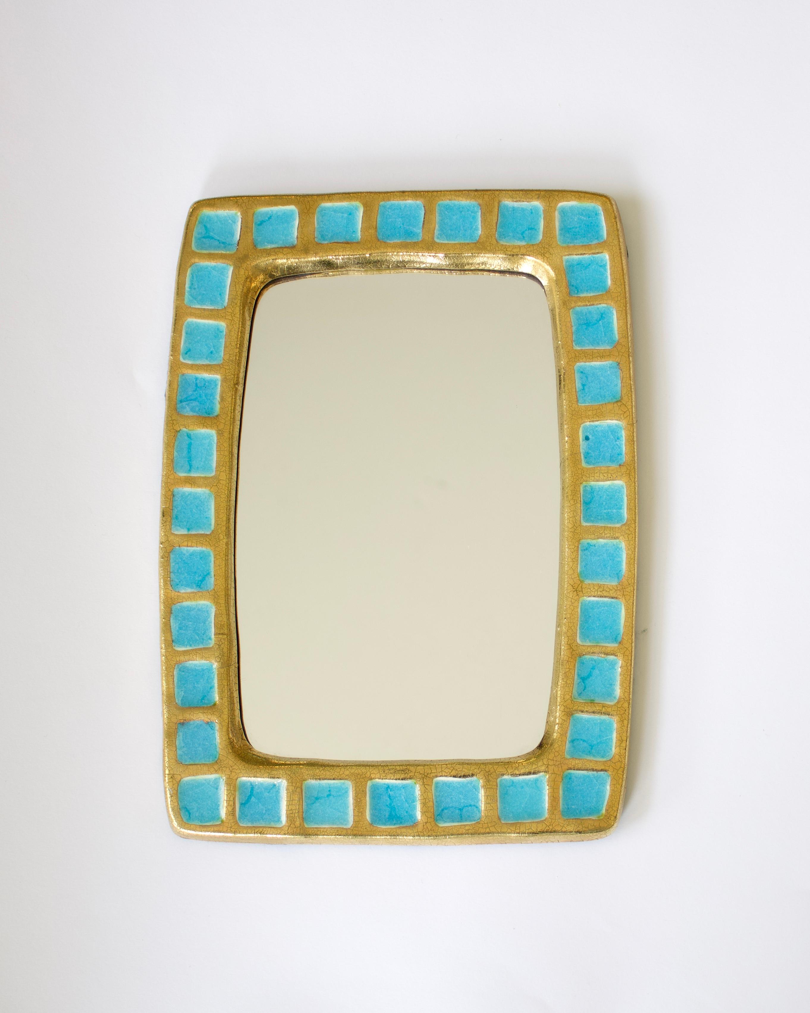 Mith Espelt - Miroir rectangulaire français en céramique dorée et verre bleu fusionné Bon état - En vente à Chicago, IL