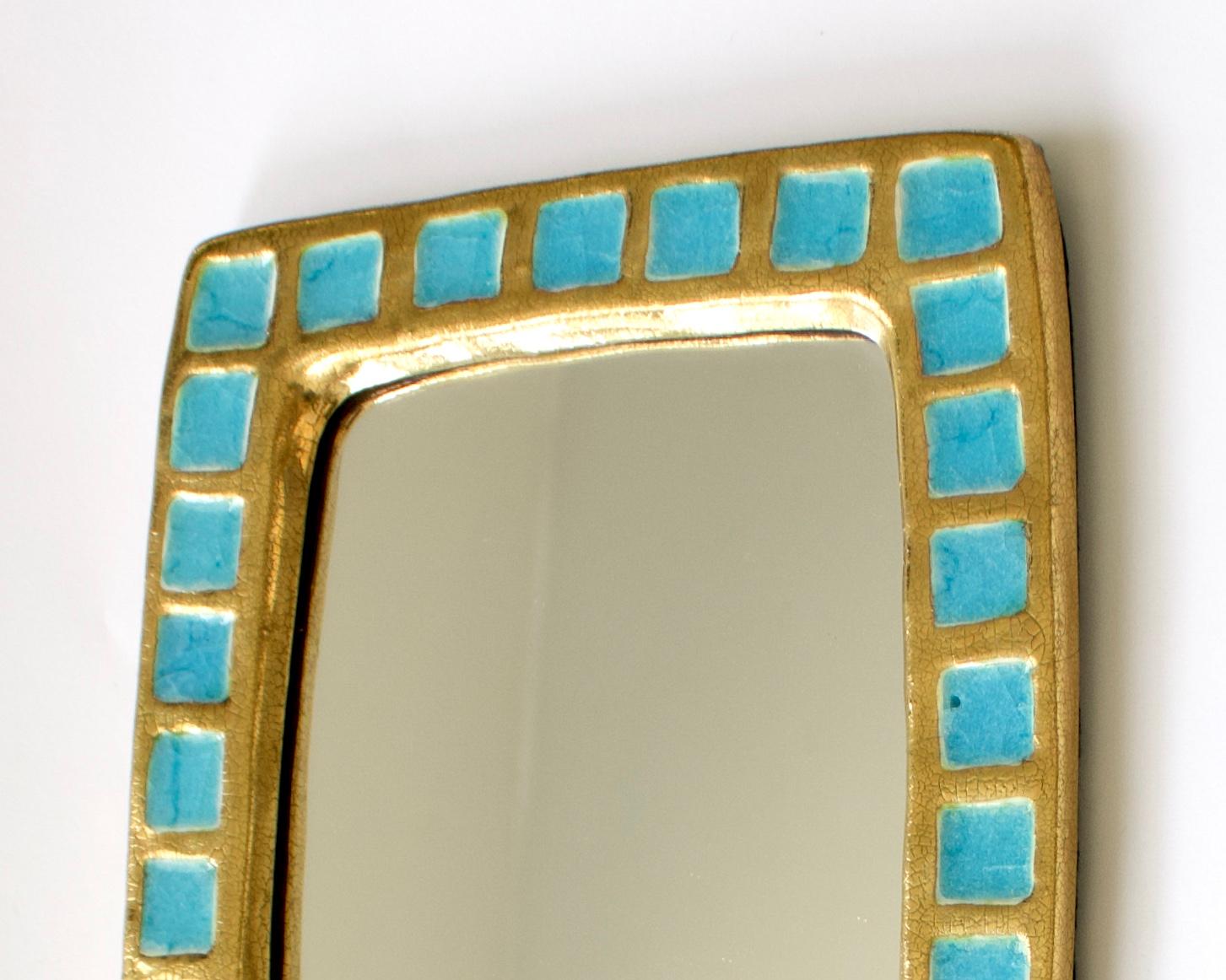 Céramique Mith Espelt - Miroir rectangulaire français en céramique dorée et verre bleu fusionné en vente