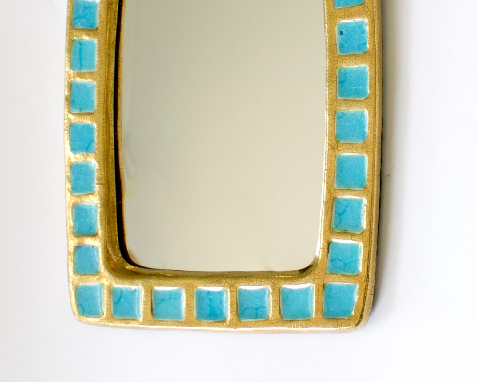 Mith Espelt - Miroir rectangulaire français en céramique dorée et verre bleu fusionné en vente 1