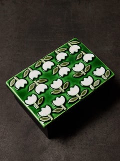 Scatola in ceramica smaltata e legno di Mithé Espelt con motivo floreale ripetuto
