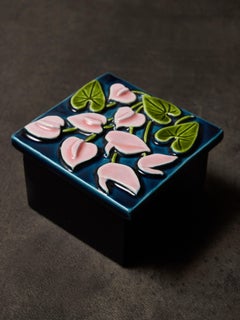 Mithé Espelt Dose aus glasierter Keramik und Holz mit stilisiertem Blumenmotiv