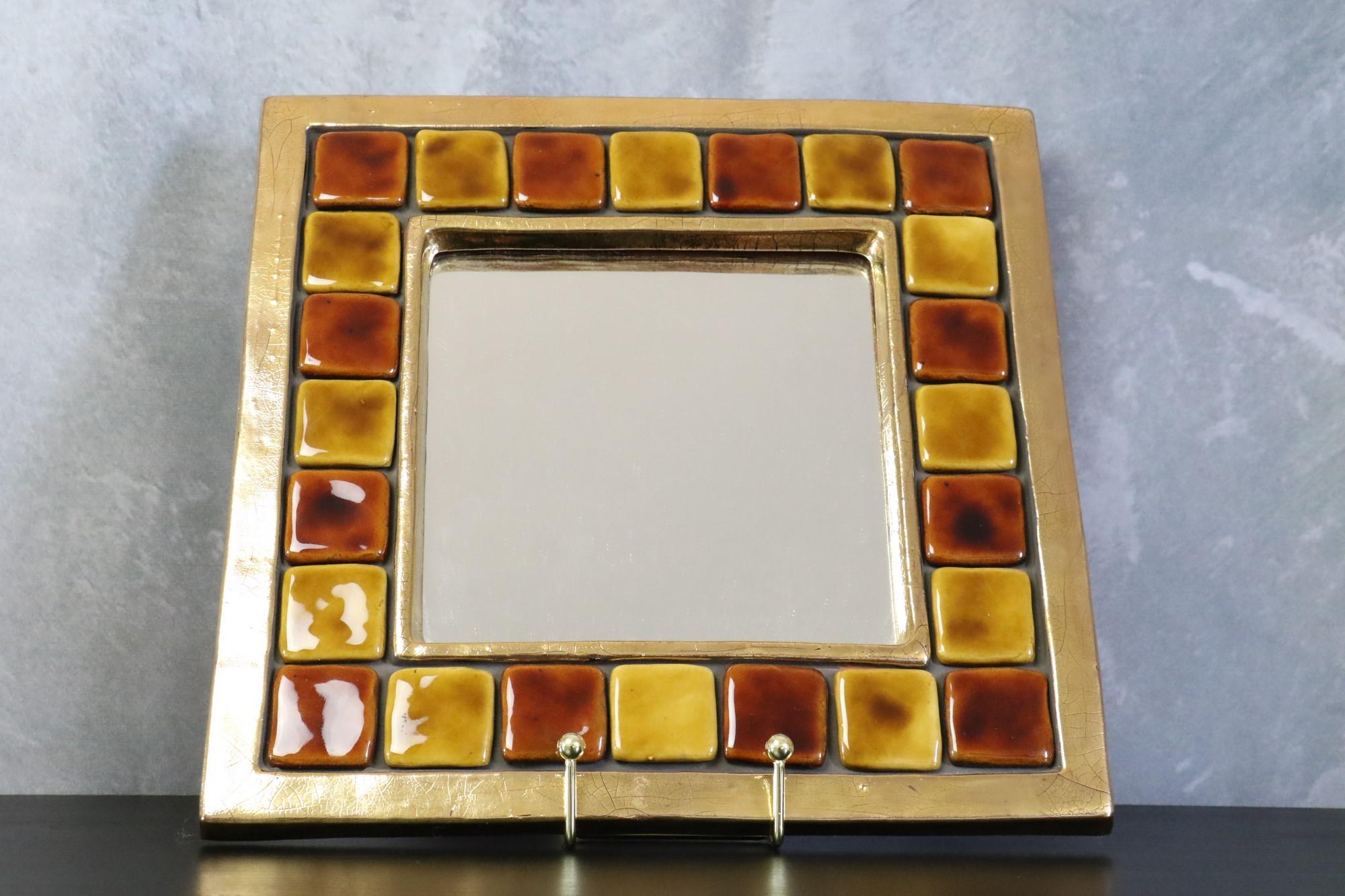 Mithé Espelt, Mid-century French ceramic mirror, circa 1950s, era Line Vautrin

Modèle Patio - Circa 1956 
Ref : Antoine Candau, Mithé Espelt, Edition Odyssée, Graulhet 2020, same as page 112

The ochre and gold tones and the use of the crackle are