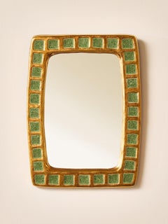 Mithé Espelt Mirror in Gilt Crackle-Glazed Ceramic with Green Glass Inserts (Miroir Mithé Espelt en céramique dorée et craquelée avec inserts en verre vert)