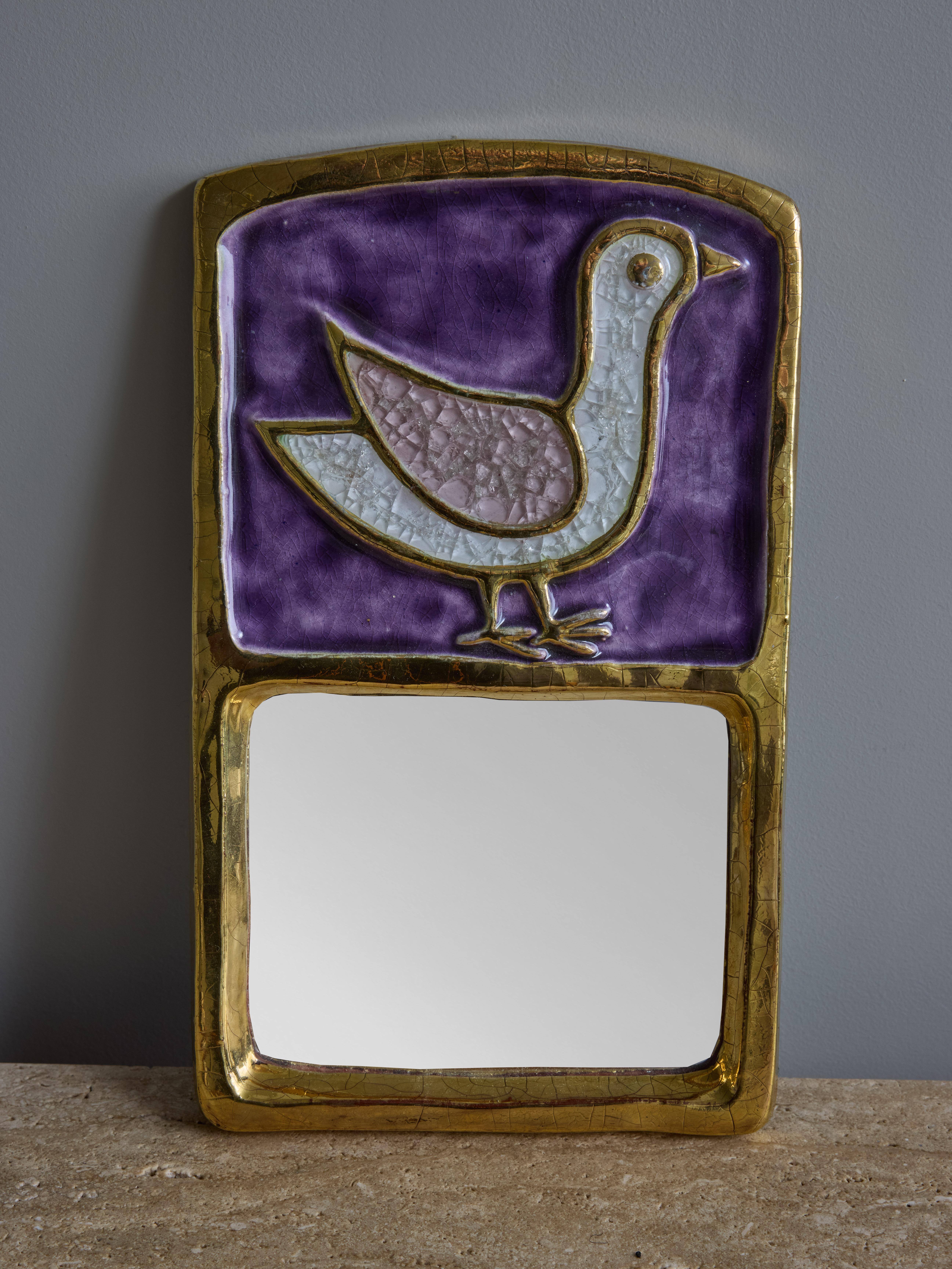 Wandspiegel von Mithé Espelt, bestehend aus einem rechteckigen Spiegel, der von einem Vogel aus geschmolzenem Glas und glasierter Keramik überragt wird.

Marie Thérèse Espelt, alias. Mithé Espelt (1923-2020)

Geboren in Lunel, in der Nähe von