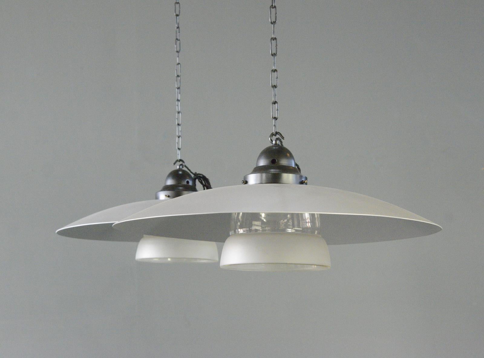 Luci a sospensione in vetro Mithras di August Walter & Sohn

- Vetro trasparente soffiato a mano e acidato a gradini
- Paralume in alluminio argento
- Adatto a lampadine con attacco E27
- Top in acciaio nero
- Viene fornito con 100 cm di catena e