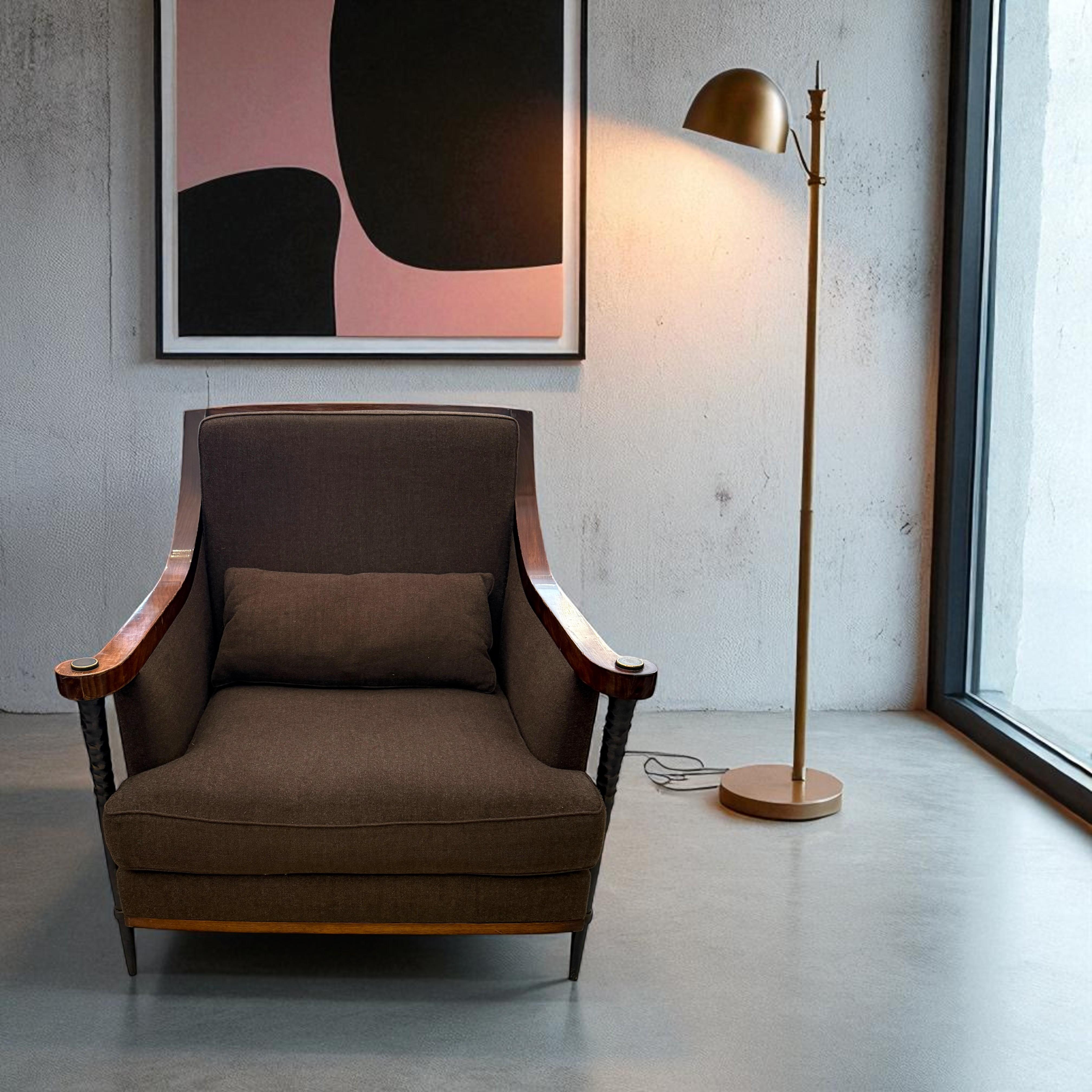 Con la sua silhouette sicura e la sua geometria raffinata, la sedia Mito reinterpreta la classica ispirazione francese attraverso una lente decisamente contemporanea. Progettato dall'acclamato creatore Philip Nimmo, questo pezzo in edizione limitata