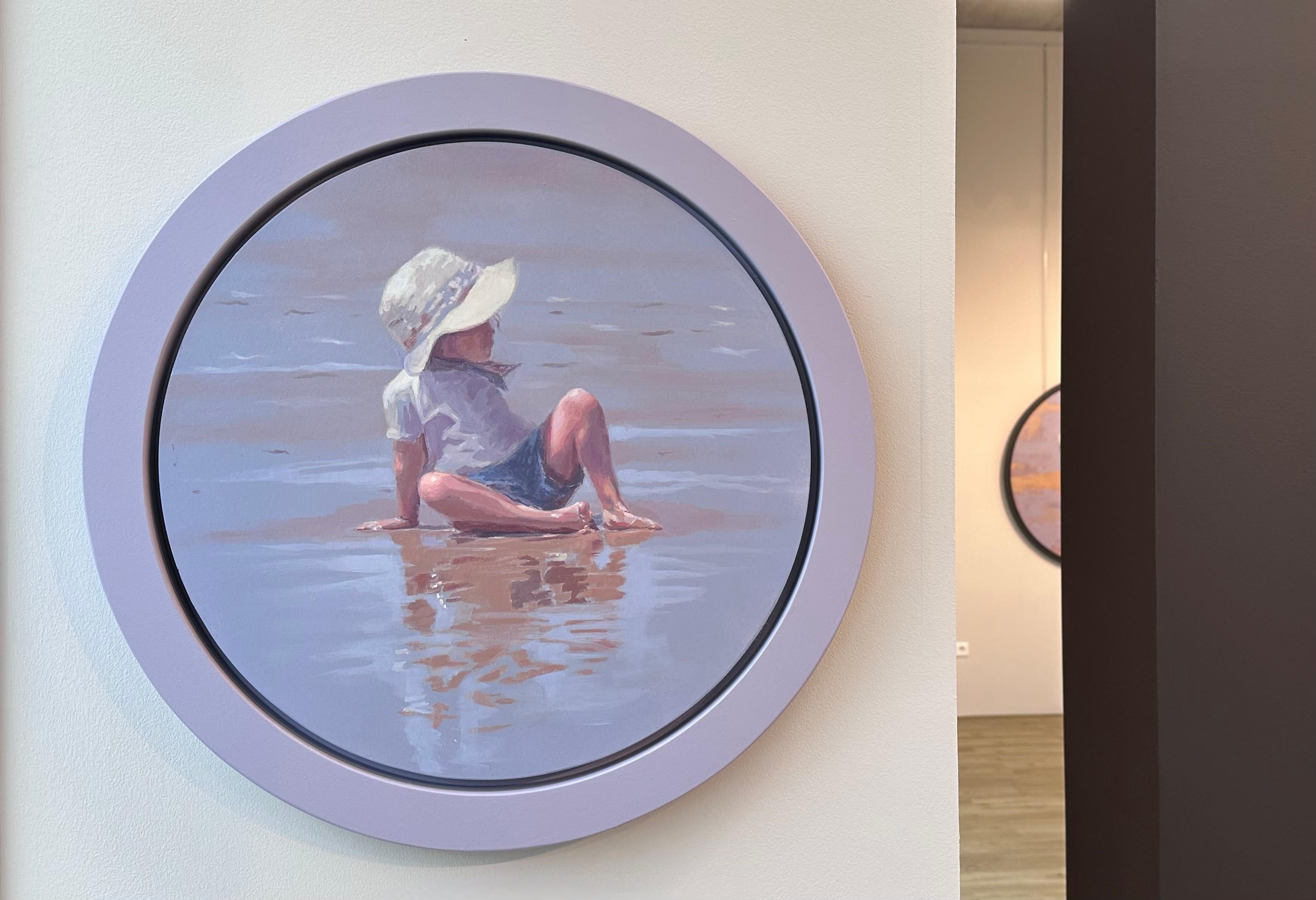 Appeso- A- Tondo- Pittura contemporanea del 21° secolo di una ragazza sulla spiaggia - Figurative Painting Marrone di Mitzy Renooy