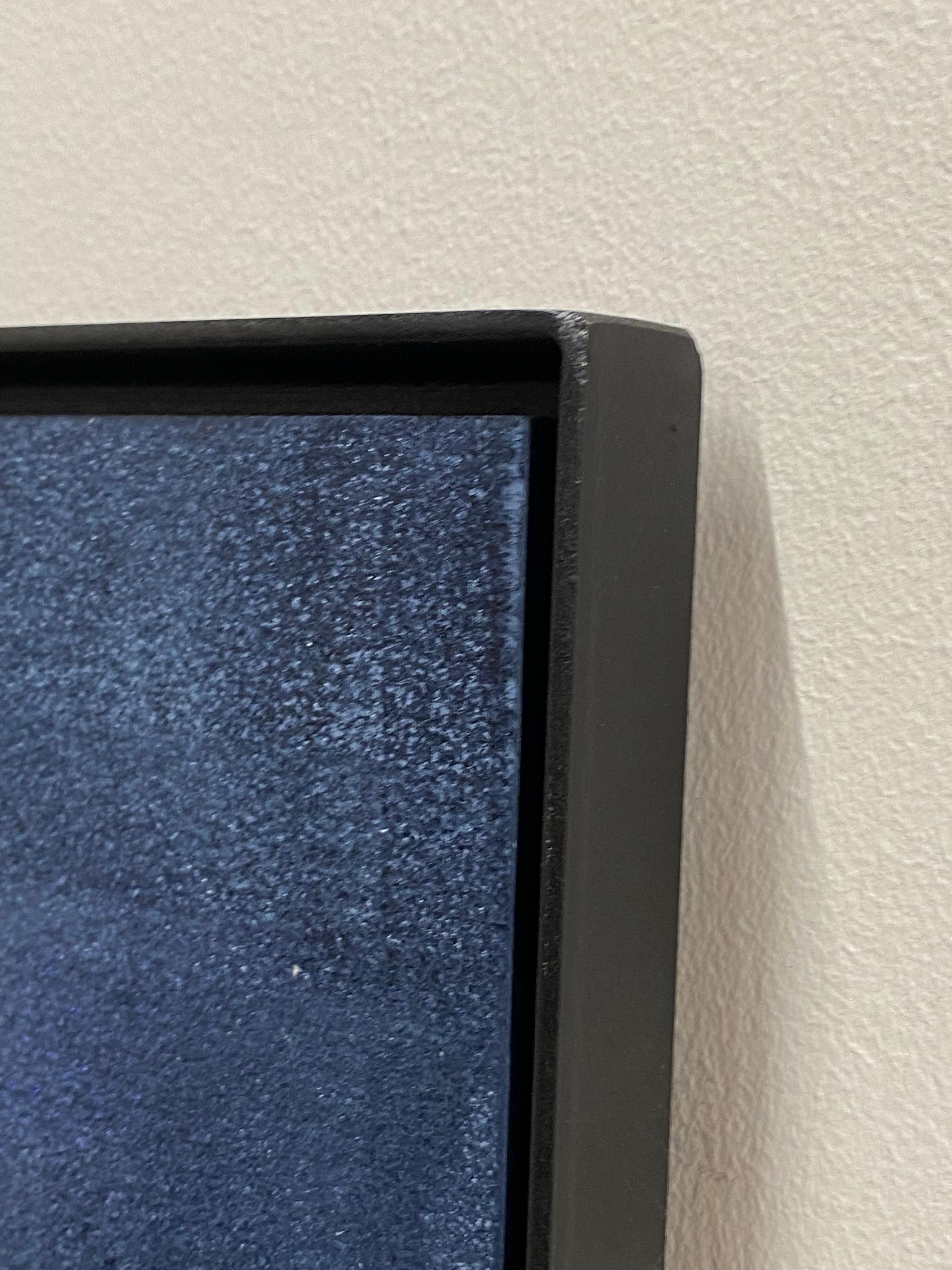 Passo dopo passo - Pittura contemporanea del 21° secolo di un ragazzo in piedi su un tronco in vendita 4