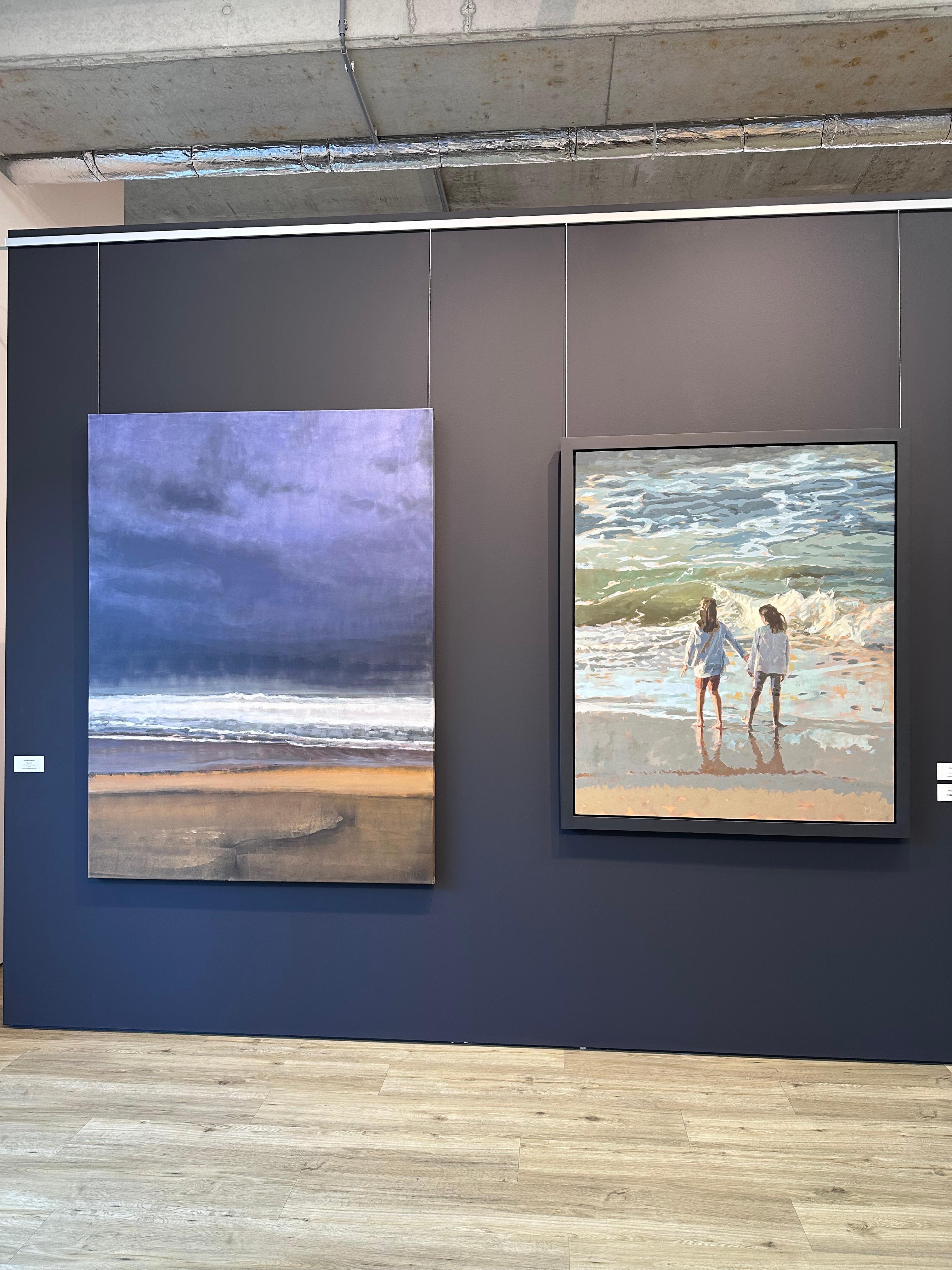 The Sea- 21st Century Contemporary Painting von zwei am Strand stehenden Mädchen im Angebot 1
